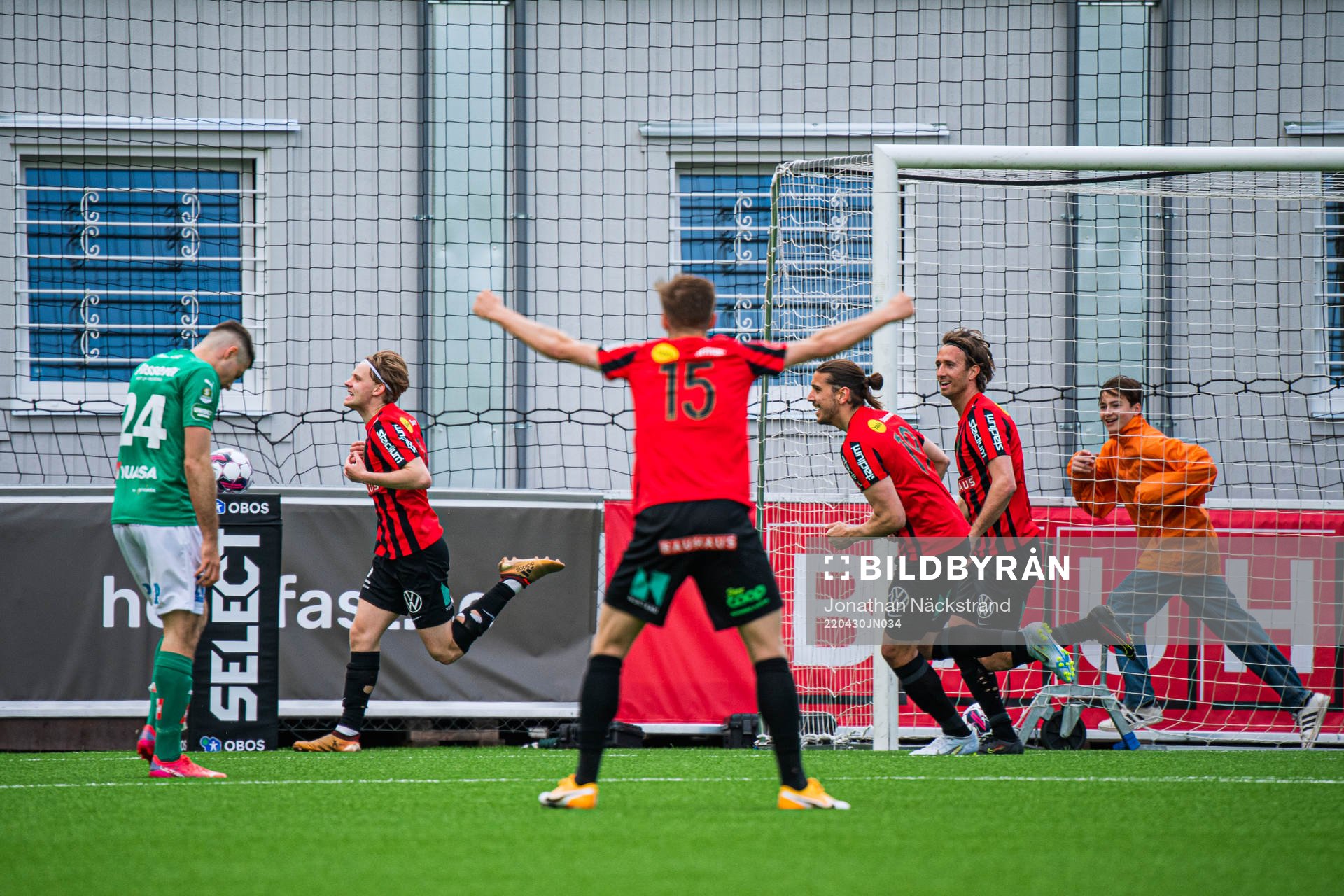 Brommapojkarnas Oscar Pettersson jublar
