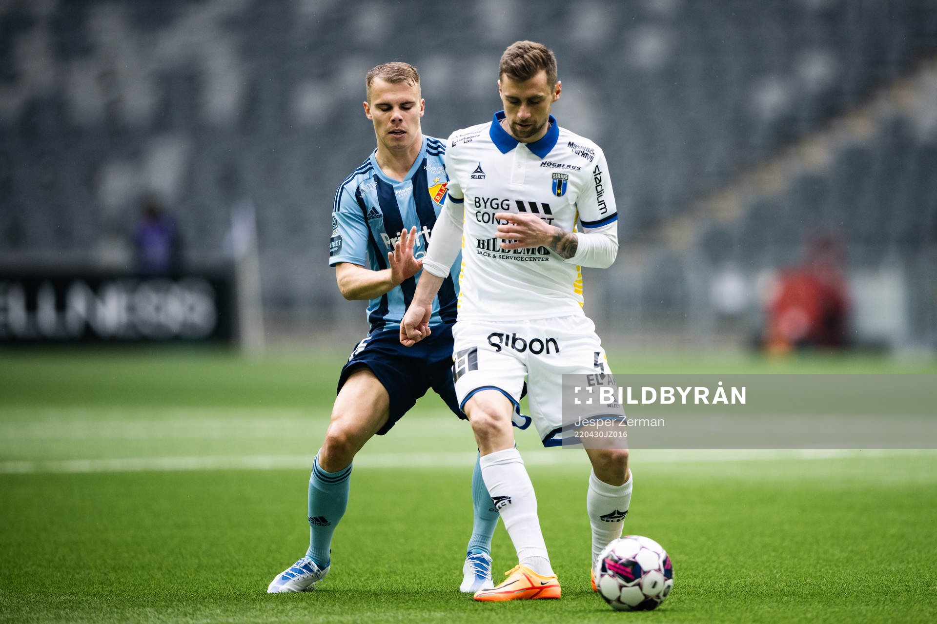 Djurgårdens Elias Andersson och Sirius Filip Rogic under fotbollsmatchen i Allsvenskan mellan Djurgården och Sirius den 30 april 2022 i Stockholm.