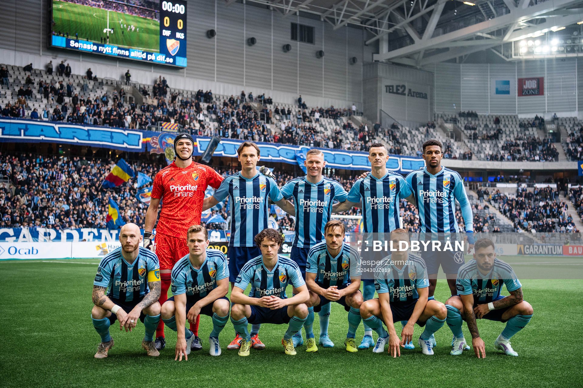 Djurgårdens spelare ställer upp för en lagbild inför fotbollsmatchen i Allsvenskan mellan Djurgården och Sirius den 30 april 2022 i Stockholm. Övre raden fr.v. målvakt Jacob Widell Zetterström, Hjalmar Ekdal, Victor Edvardsen, Haris Radetinac och Isak Hien. Nedre raden fr.v. Magnus Eriksson, Hampus Finndell, Leo Cornic, Pierre Bengtsson, Elias Andersson och Sead Haksabanovic