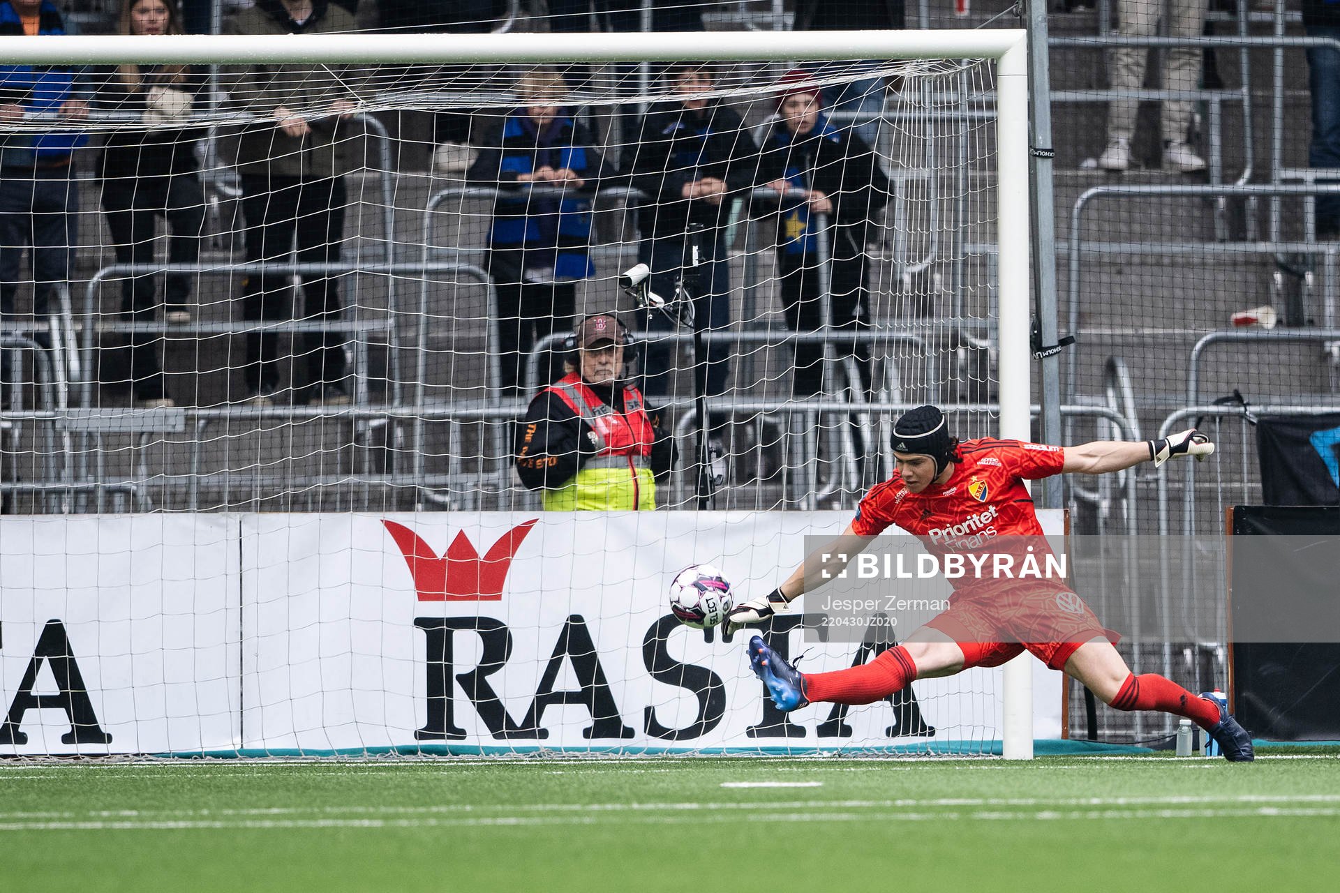 Djurgårdens målvakt Jacob Widell Zetterström med en