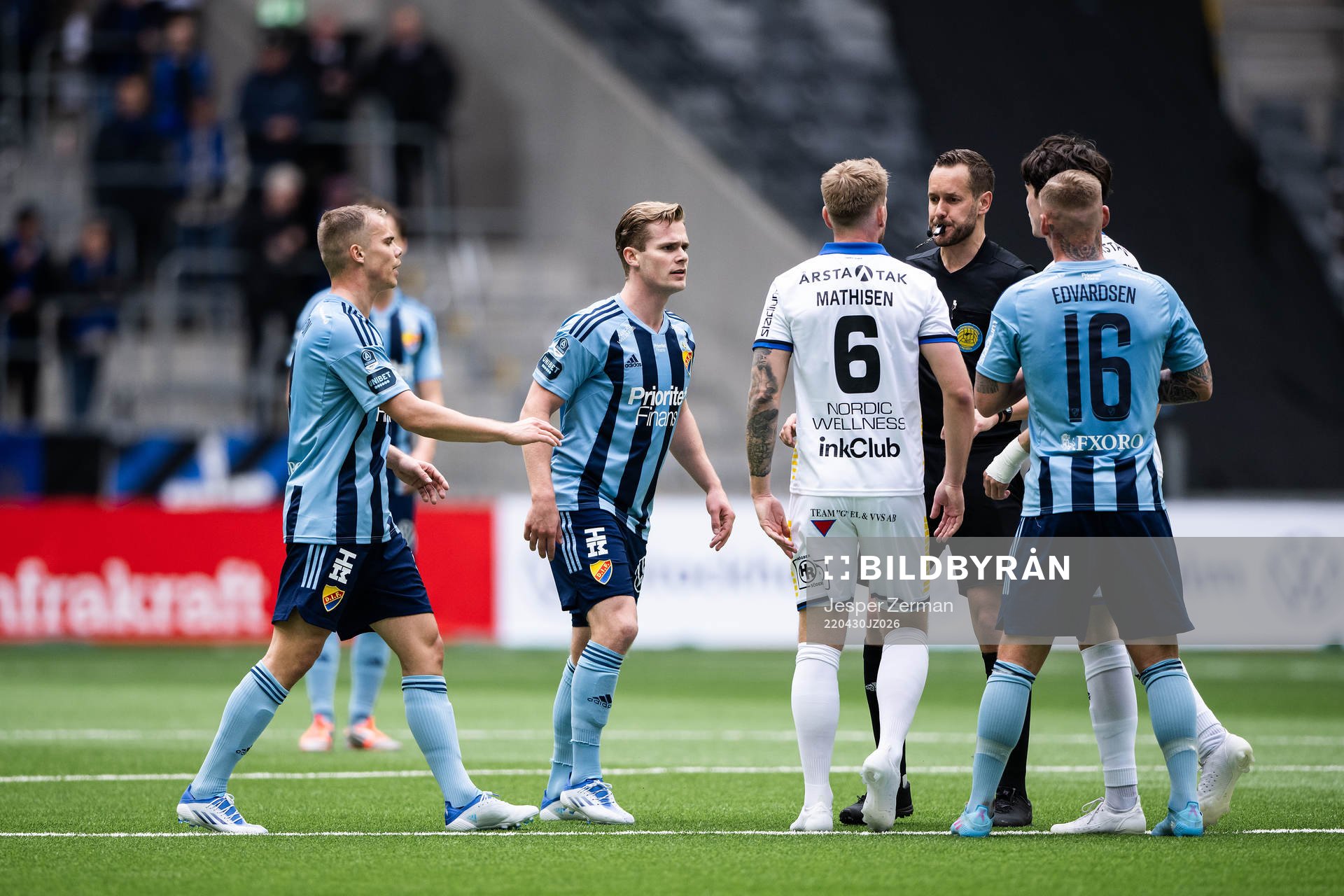 Djurgårdens Hampus Finndell och Sirius Jamie Roche i