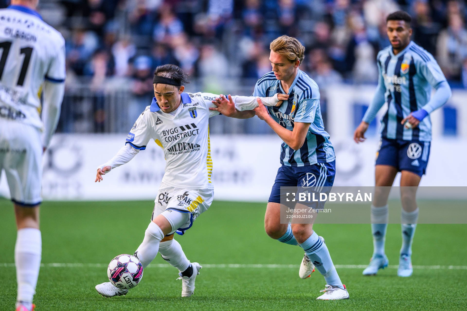Sirius Yukiya Sugitaoch Djurgårdens Melker Jonsson under fotbollsmatchen i Allsvenskan mellan Djurgården och Sirius den 30 april 2022 i Stockholm.