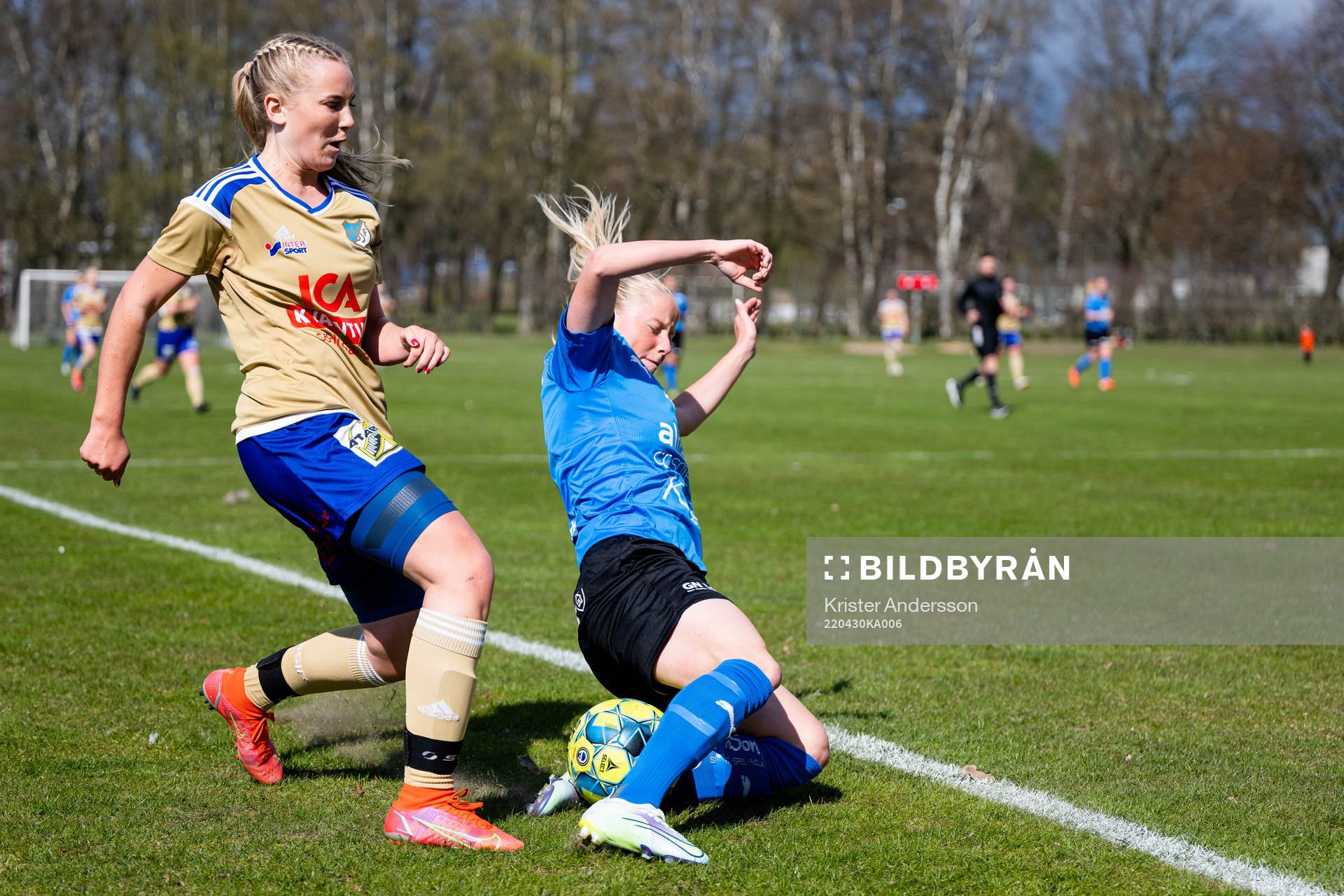 Södra Sandbys Linnea Philipsson och Halmstads Saga Holm under fotbollsmatchen i Division 1 södra mellan Halmstad och Södra Sandby den 30 april 2022 i Halmstad.