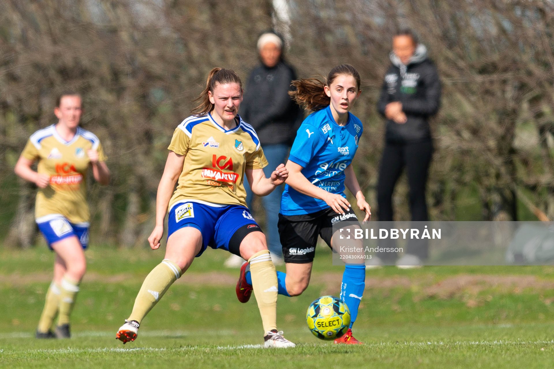 Södra Sandbys Rebecka Persson och Halmstads Nellie Granstam