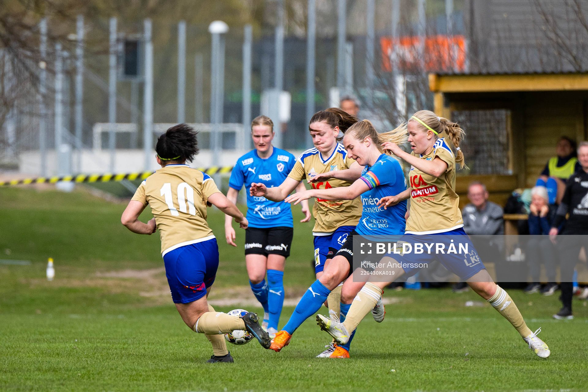 Halmstads Matilda Johansson och Södra Sandbys Ida Garmfors under fotbollsmatchen i Division 1 södra mellan Halmstad och Södra Sandby den 30 april 2022 i Halmstad.