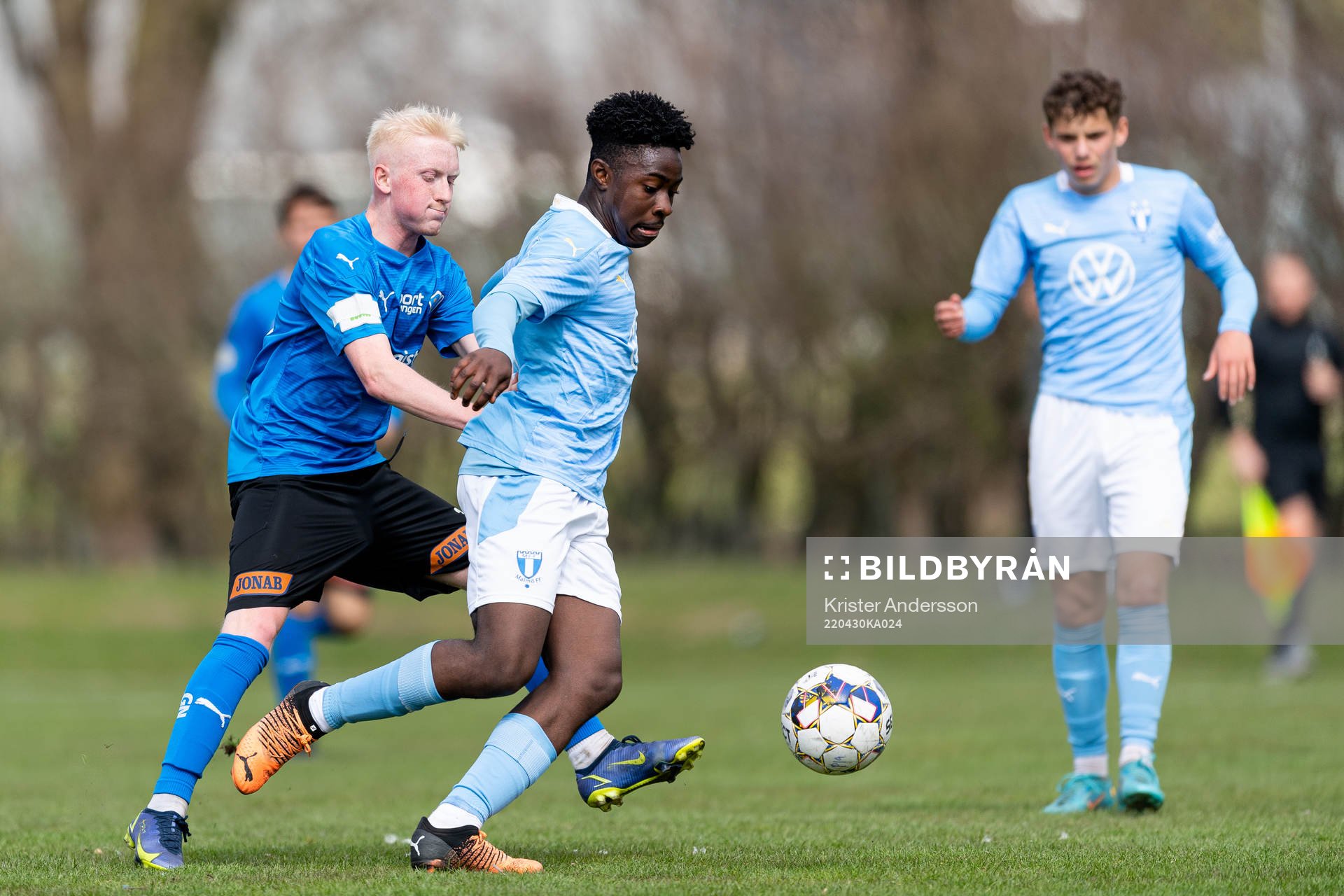 Halmstads Pontus Carlsson och Malmö FFs Raymond Adjei under fotbollsmatchen i P19 Allsvenskan mellan Halmstad och Malmö FF den 30 april 2022 i Halmstad.