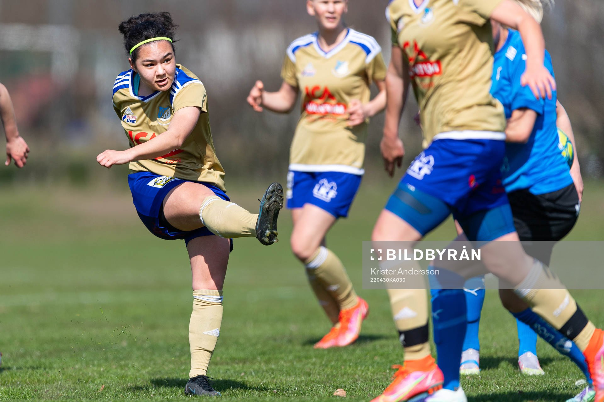 Södra Sandbys Sandra Welander under fotbollsmatchen i Division 1 södra mellan Halmstad och Södra Sandby den 30 april 2022 i Halmstad.