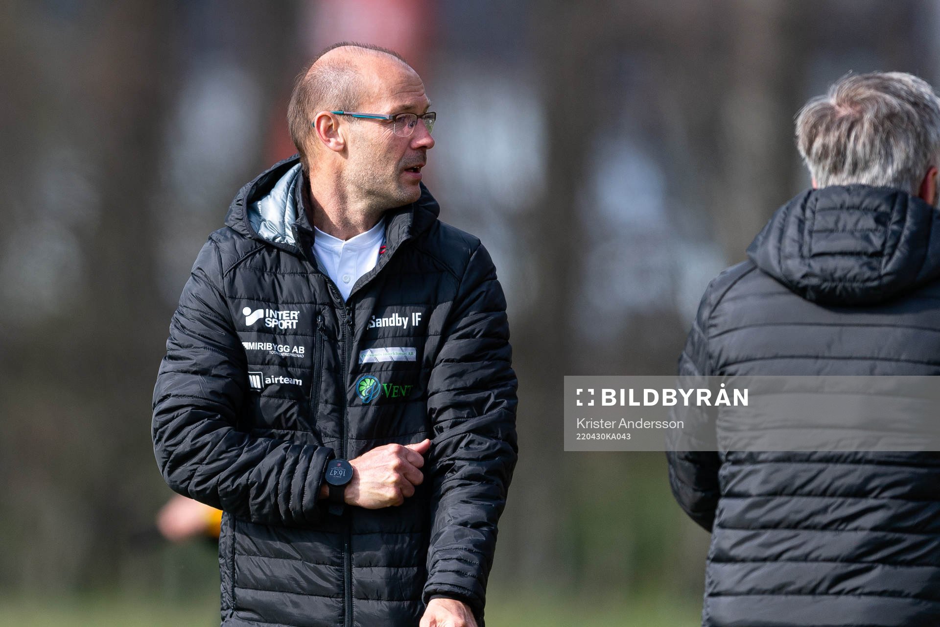 Södra Sandbys tränare Otto Persson under fotbollsmatchen i Division 1 södra mellan Halmstad och Södra Sandby den 30 april 2022 i Halmstad.