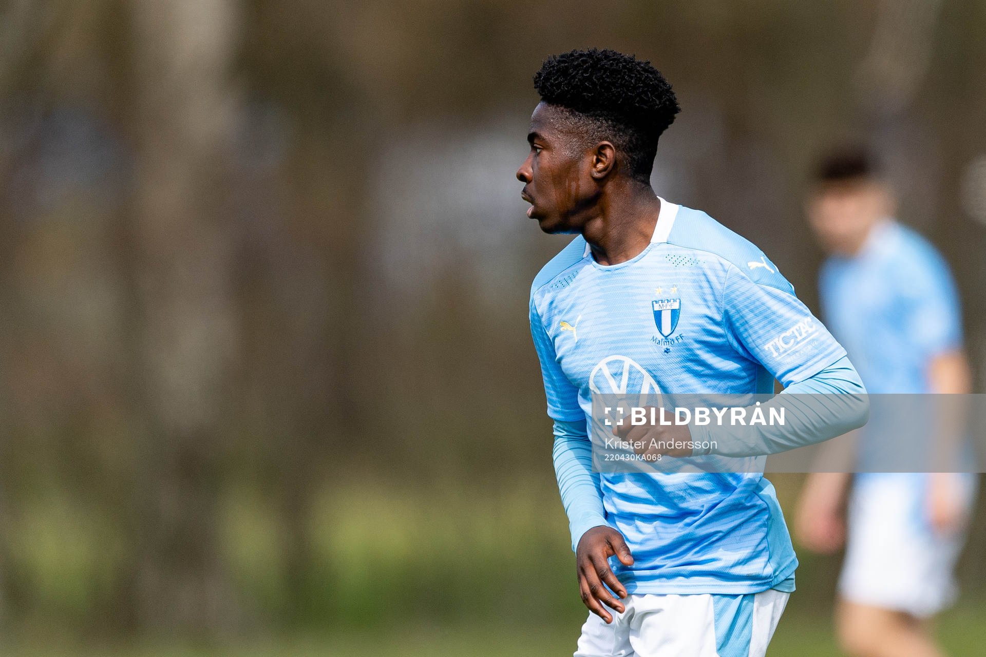 Malmö FFs Raymond Adjei under fotbollsmatchen i P19 Allsvenskan mellan Halmstad och Malmö FF den 30 april 2022 i Halmstad. 