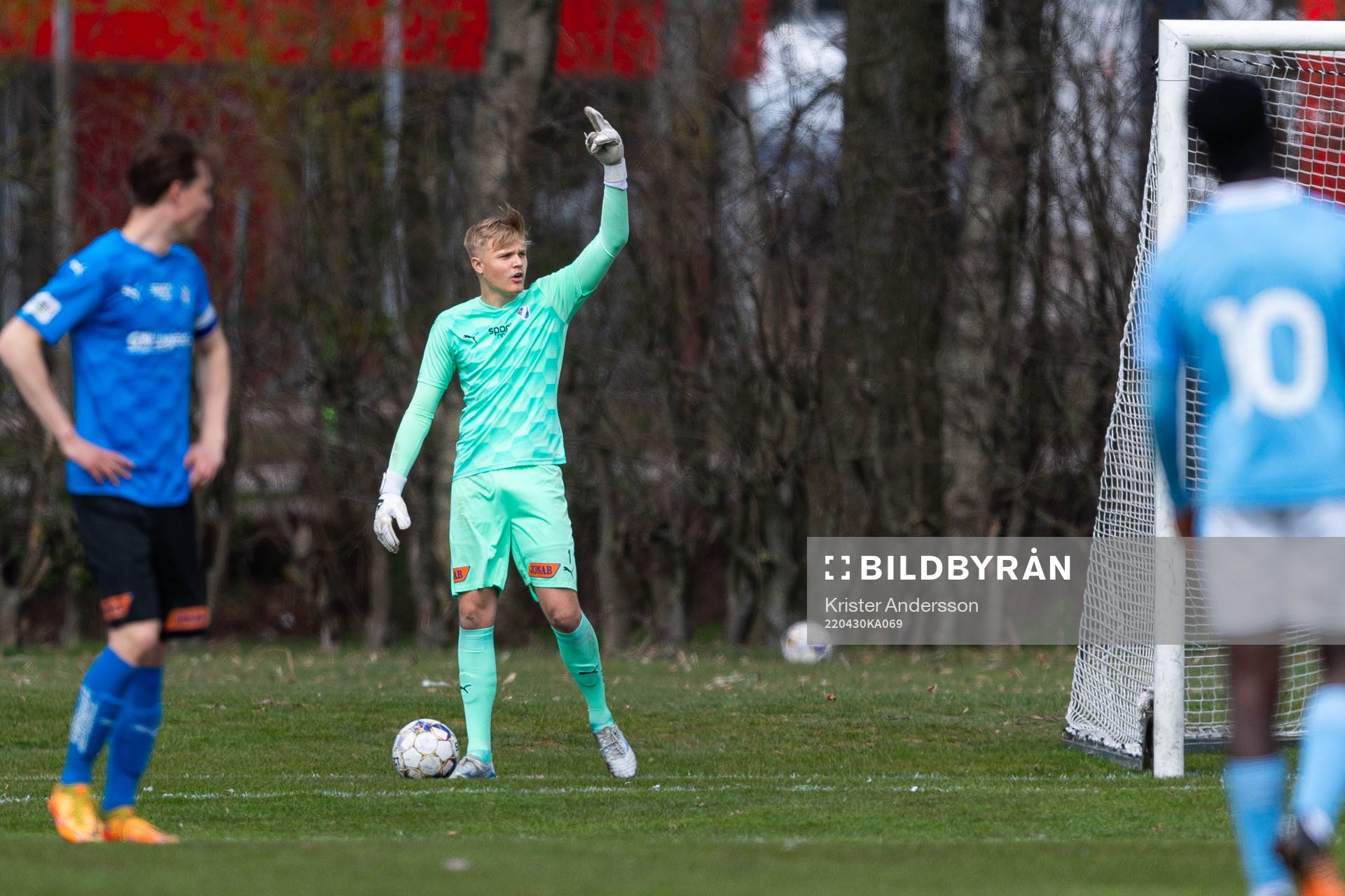 Halmstads målvakt Zackarias Nilsson under fotbollsmatchen i P19 Allsvenskan mellan Halmstad och Malmö FF den 30 april 2022 i Halmstad. 