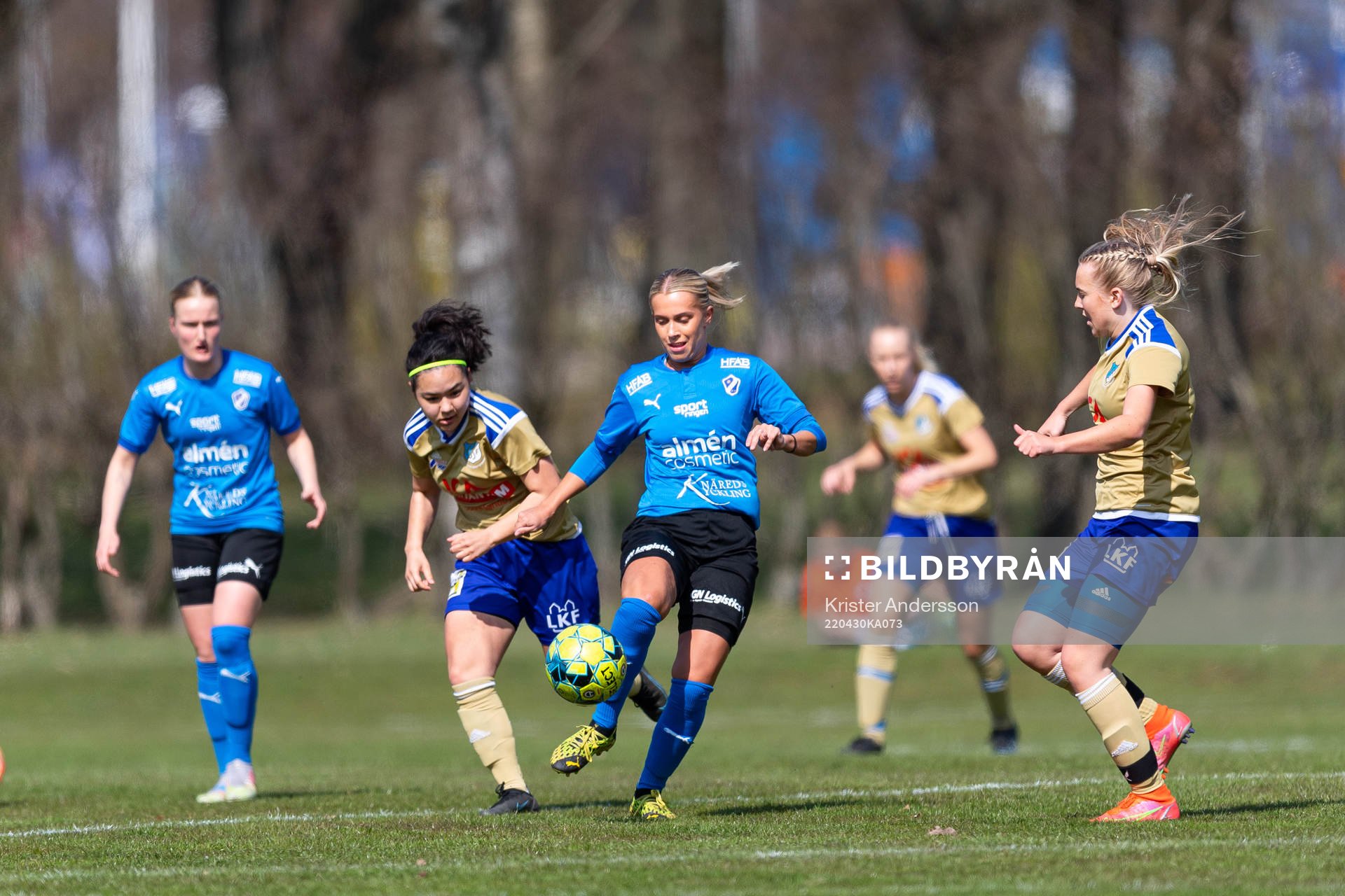 Södra Sandbys Sandra Welander och Halmstads Nellie Andersson under fotbollsmatchen i Division 1 södra mellan Halmstad och Södra Sandby den 30 april 2022 i Halmstad.