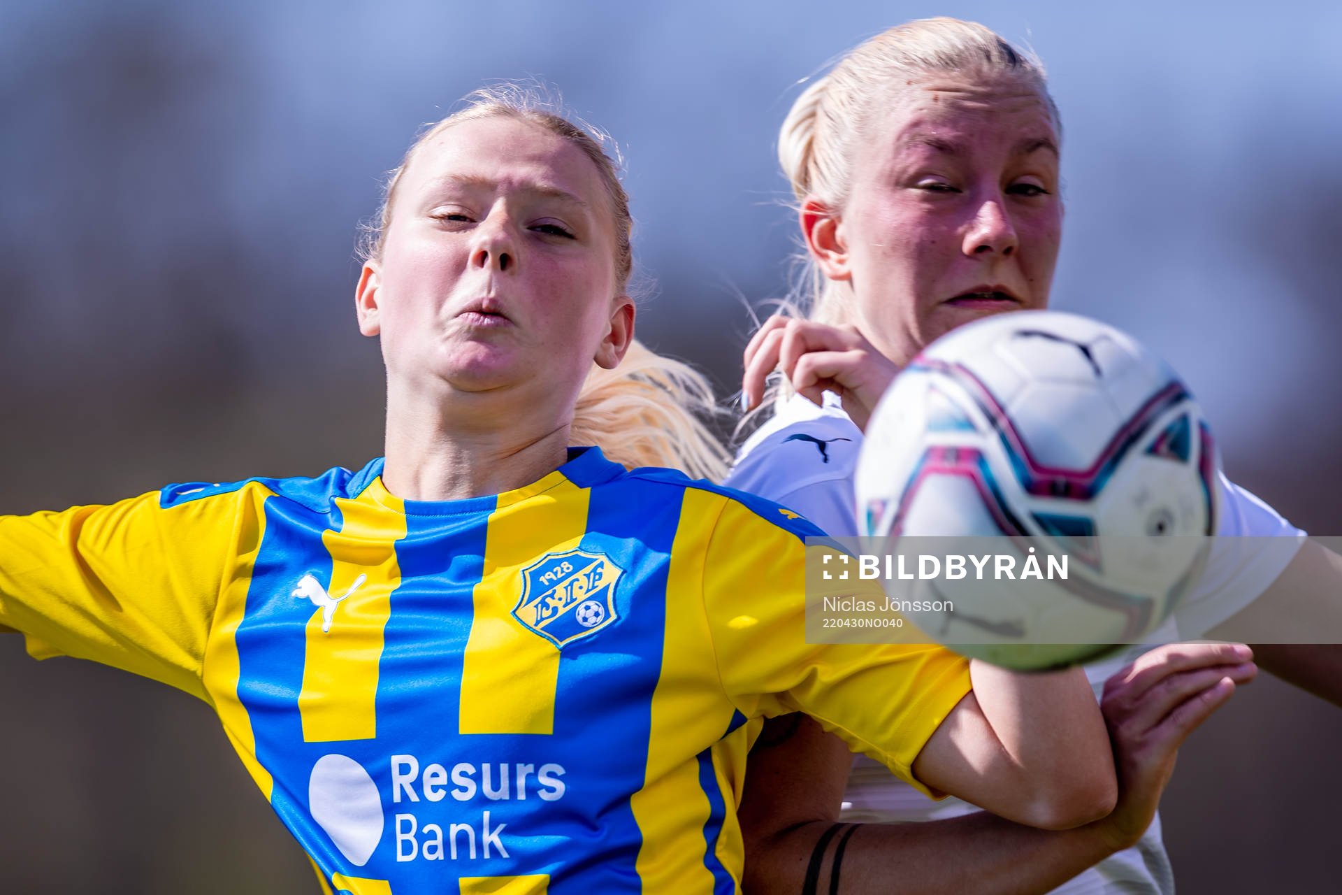 Eskilsminnes Ellen Roslund under fotbollsmatchen i Division 1 södra mellan Eskilsminne och Älmhult den 30 april 2022 i Helsingborg.