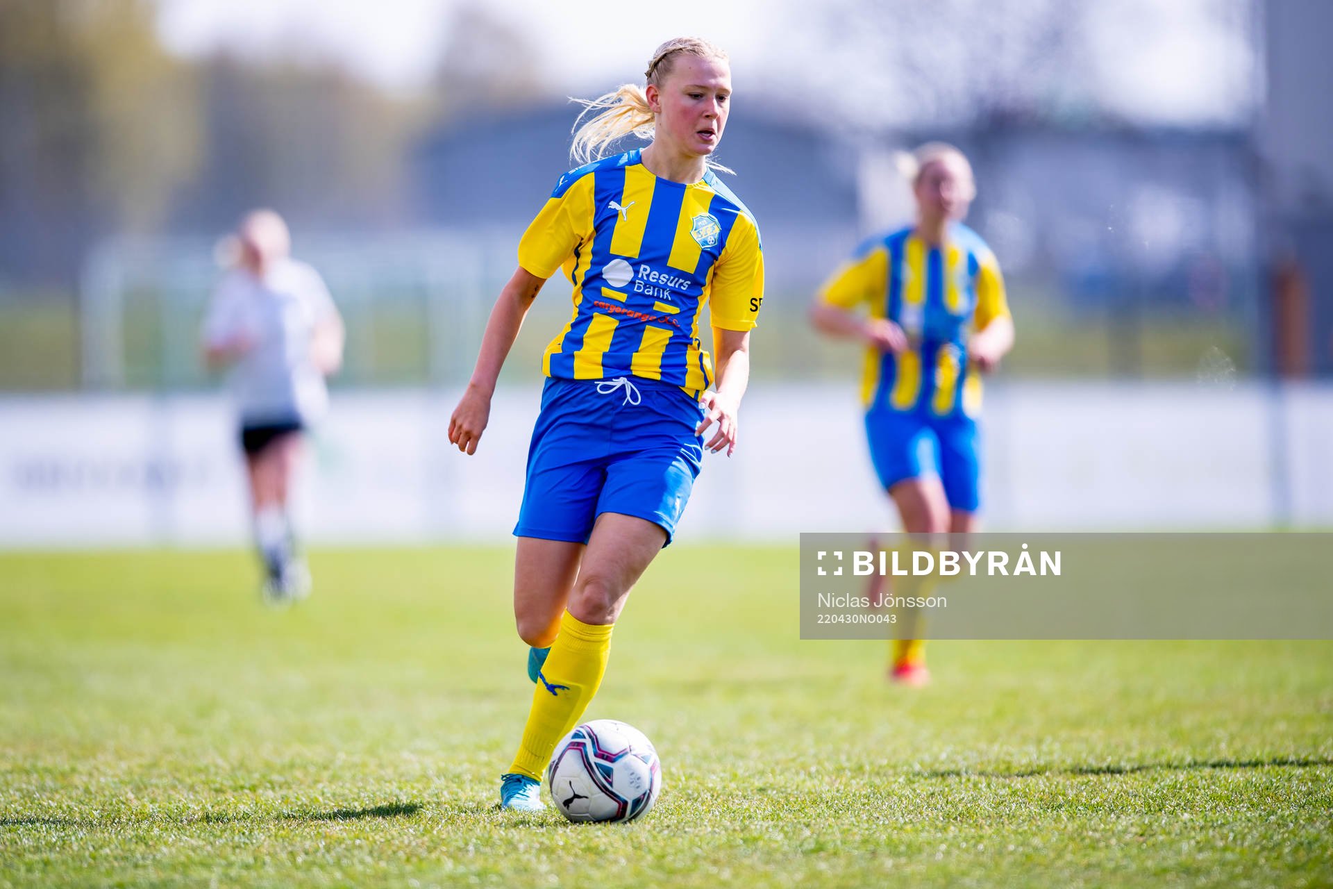 Eskilsminnes Ellen Roslund under fotbollsmatchen i Division 1 södra mellan Eskilsminne och Älmhult den 30 april 2022 i Helsingborg.