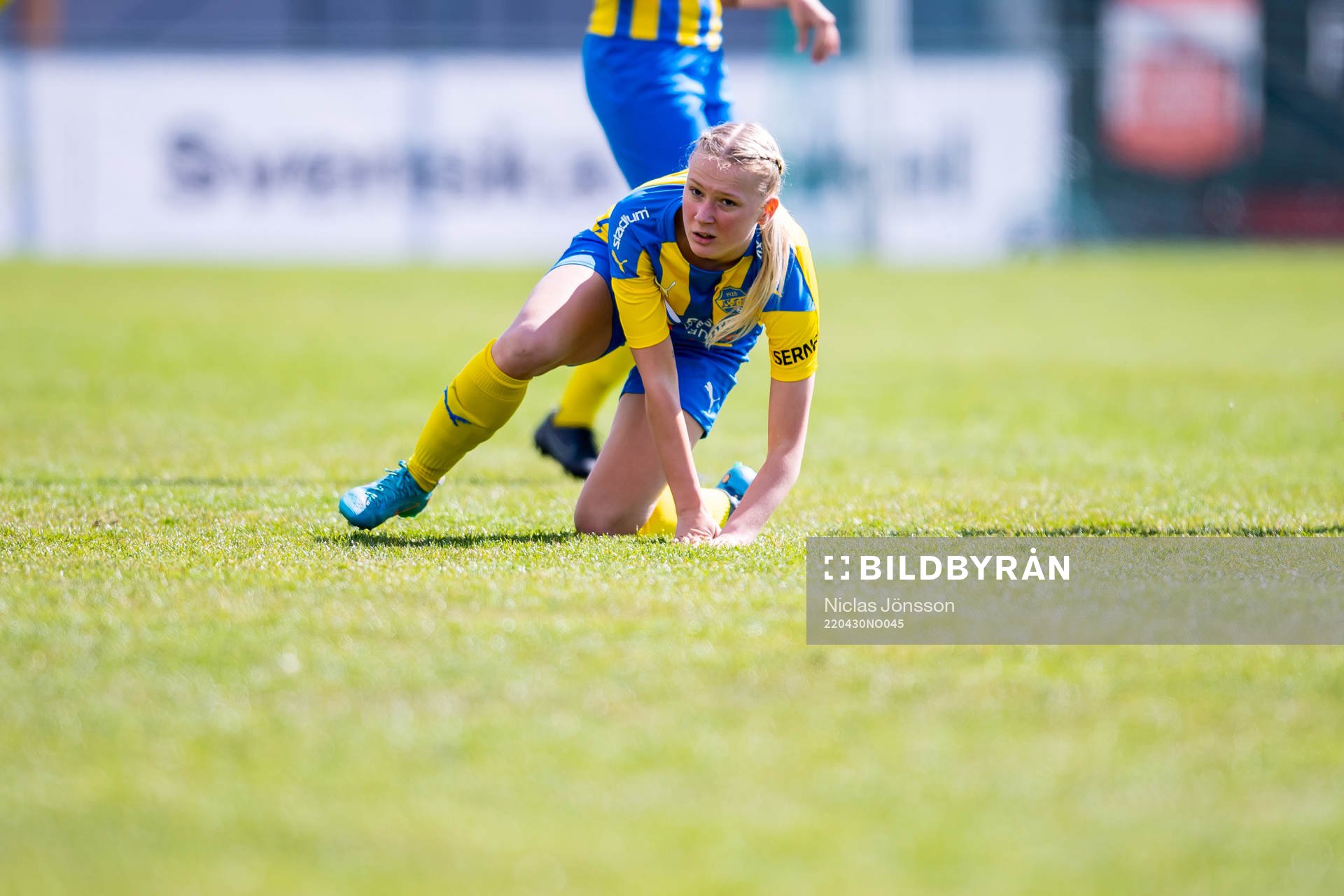 Eskilsminnes Ellen Roslund under fotbollsmatchen i Division 1 södra mellan Eskilsminne och Älmhult den 30 april 2022 i Helsingborg.