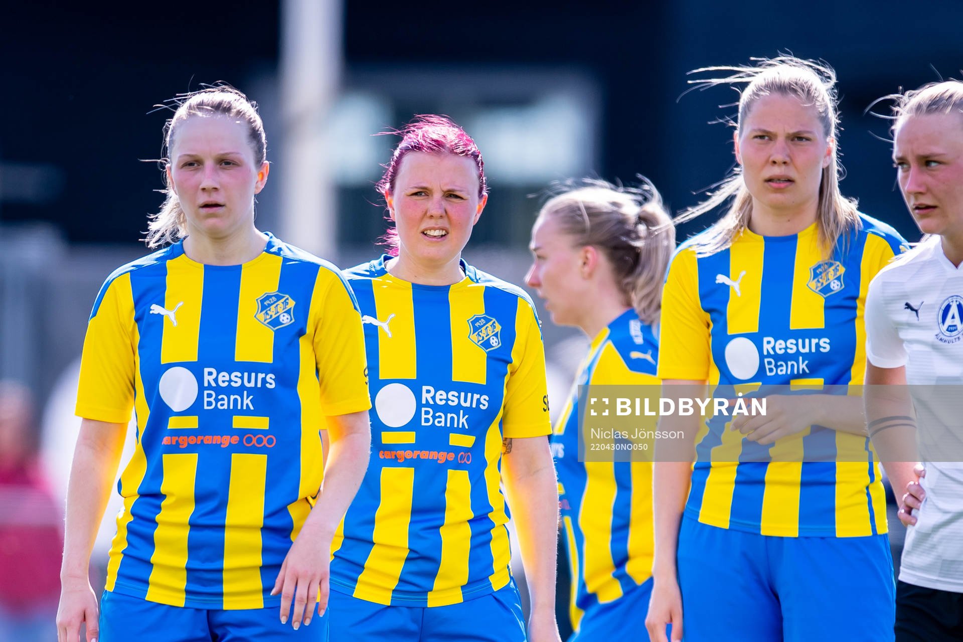 Eskilsminnes Ellen Pigg, Agnes Nilsson och Johanna Olsson under fotbollsmatchen i Division 1 södra mellan Eskilsminne och Älmhult den 30 april 2022 i Helsingborg.