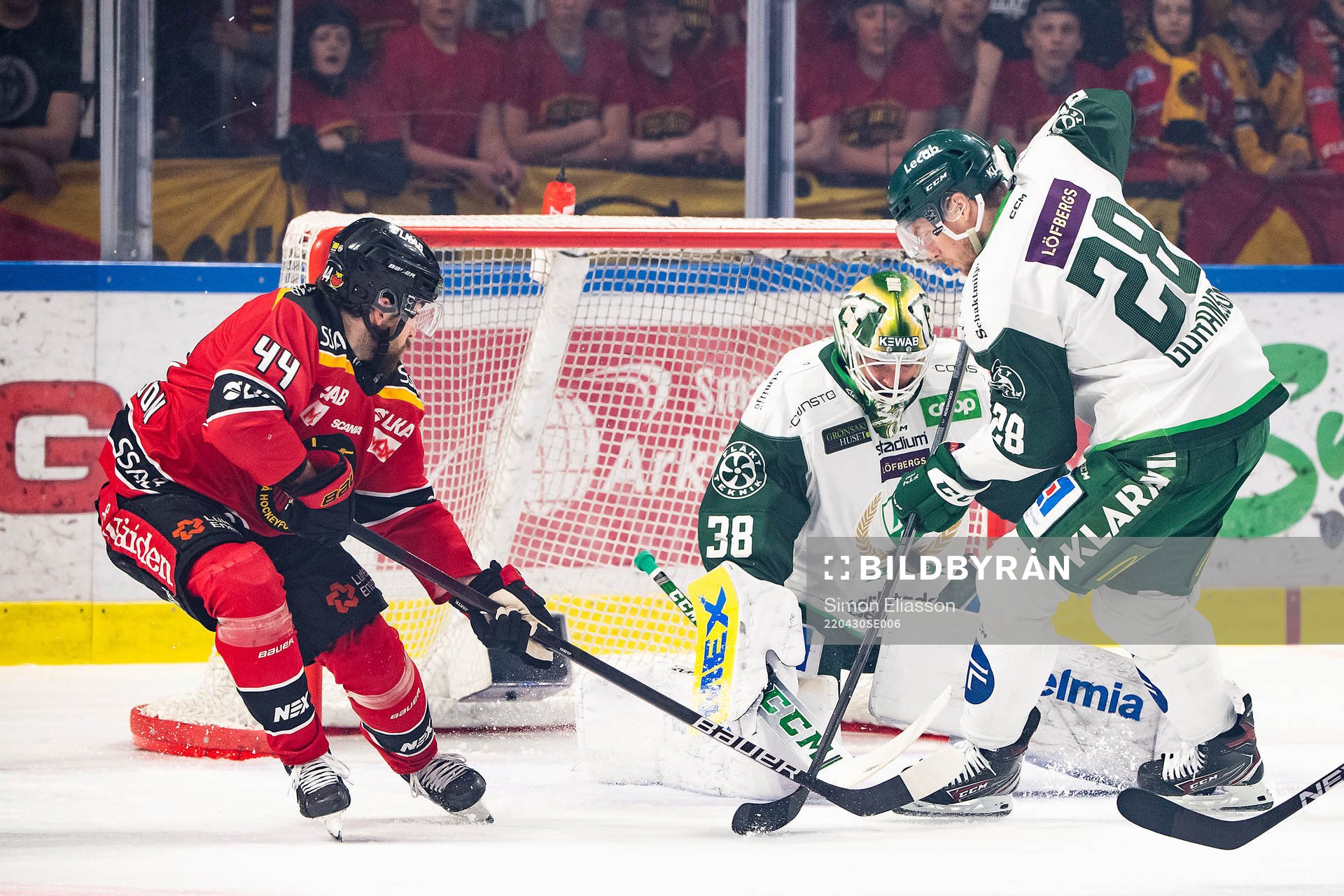 Luleås Jonathan Andersson mot Färjestads målvakt Dominik