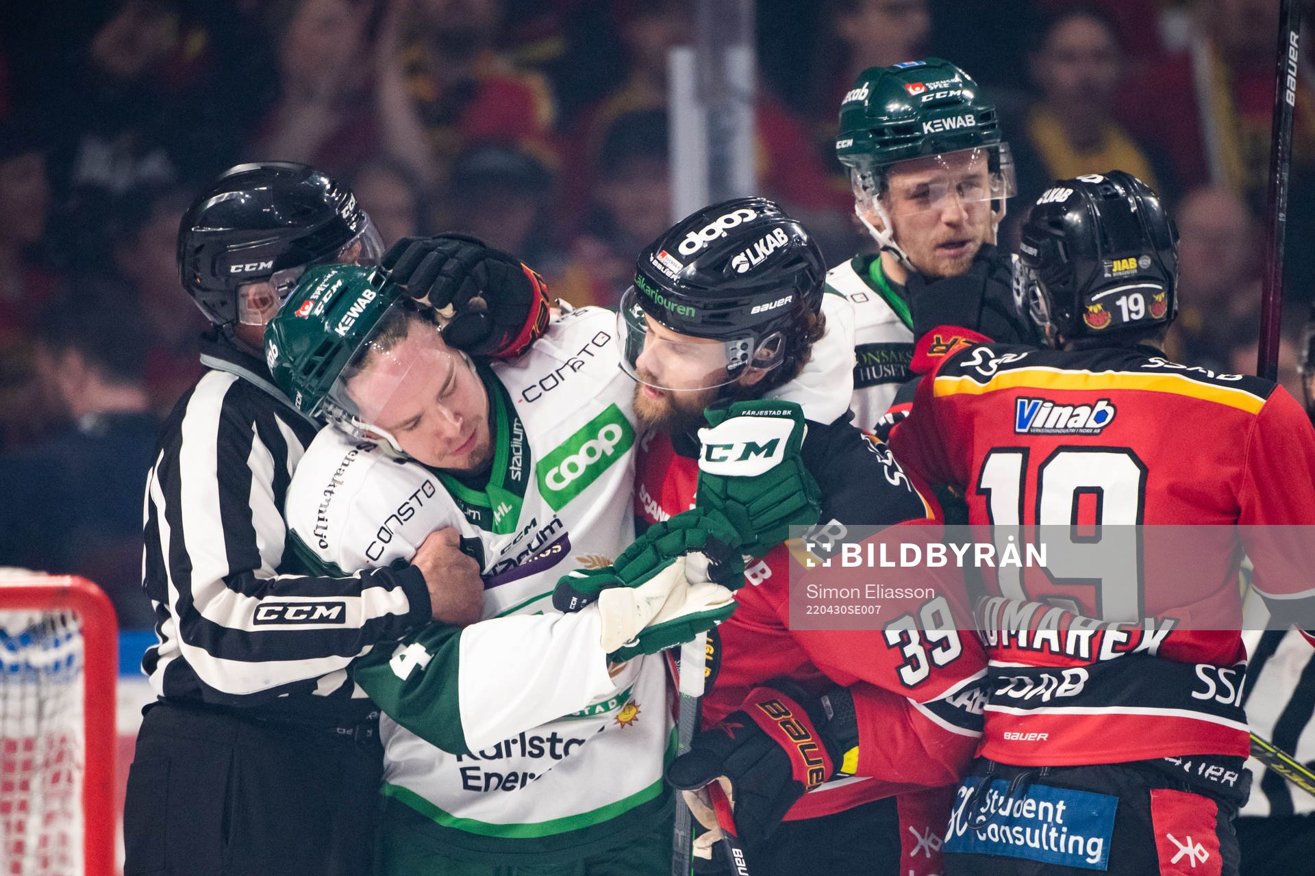 Färjestads Oscar Lawner och Luleås Pontus Själin
