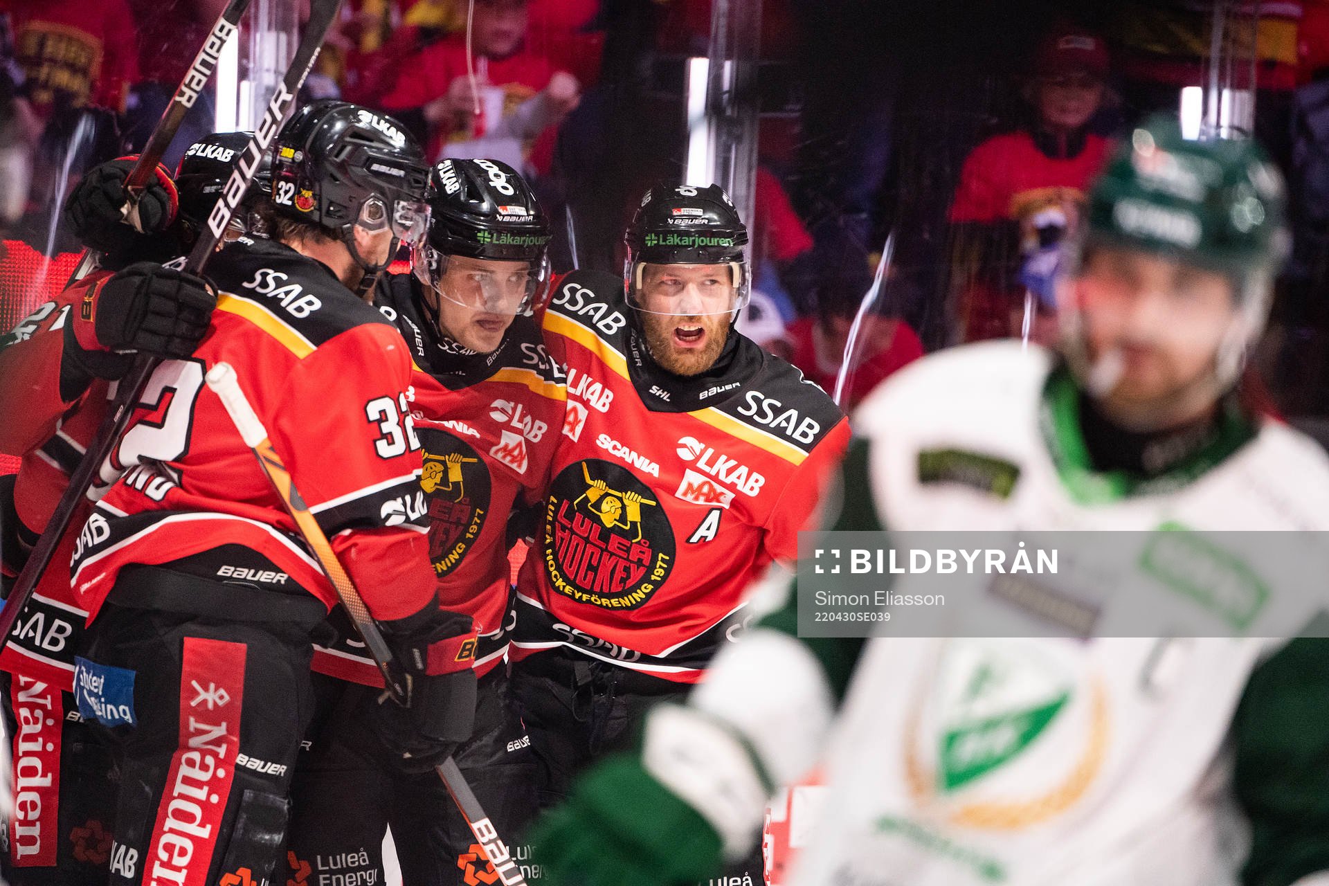 Luleås Julius Honka och Linus Omark jublar