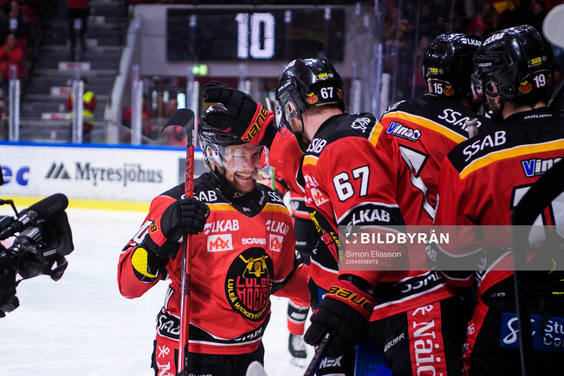 Luleås Einar Emanuelsson och Linus Omark jublar