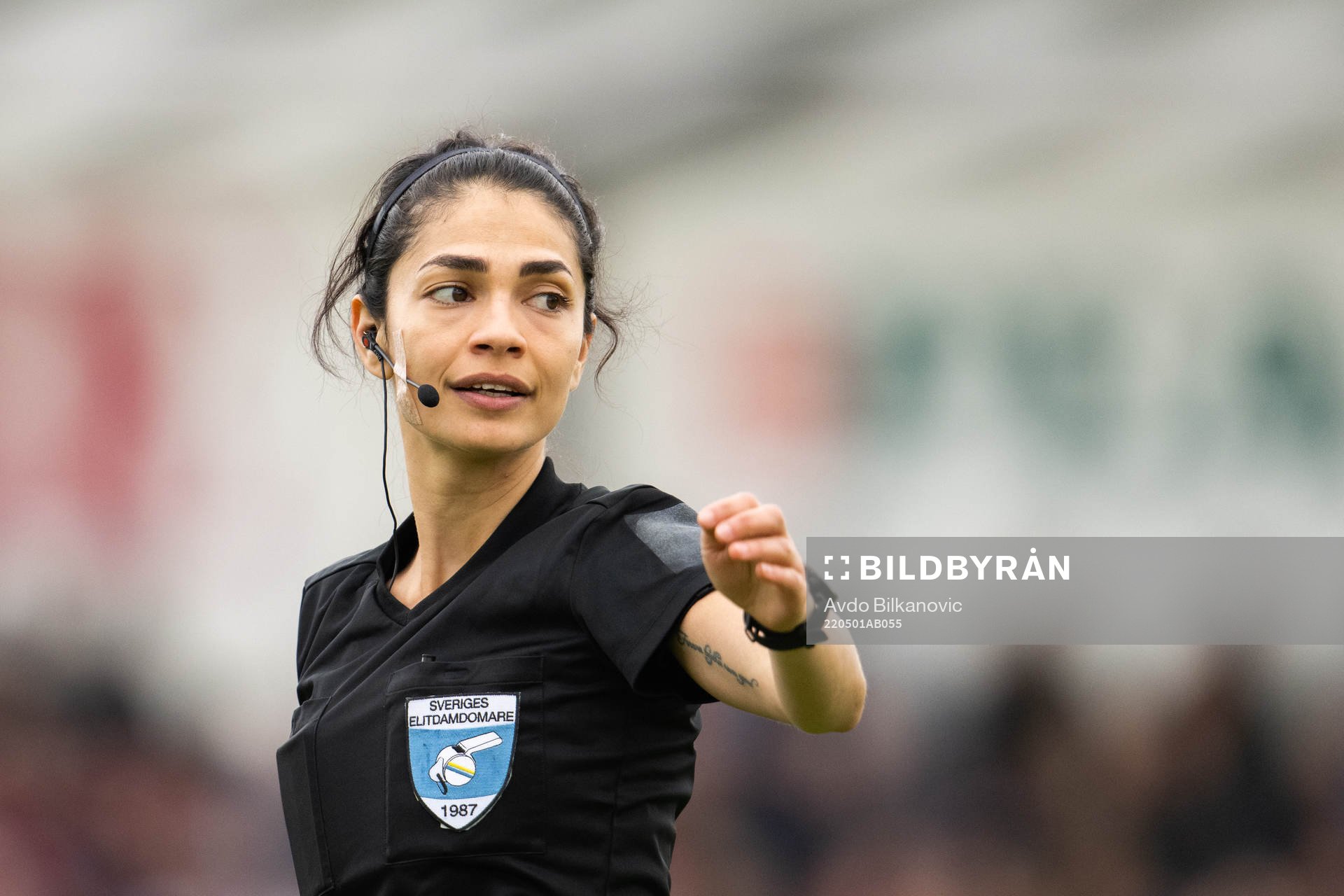 Domare Maral Mirzai Beni under fotbollsmatchen i Damallsvenskan mellan Vittsjö och Häcken den 1 maj 2022 i Vittsjö. 