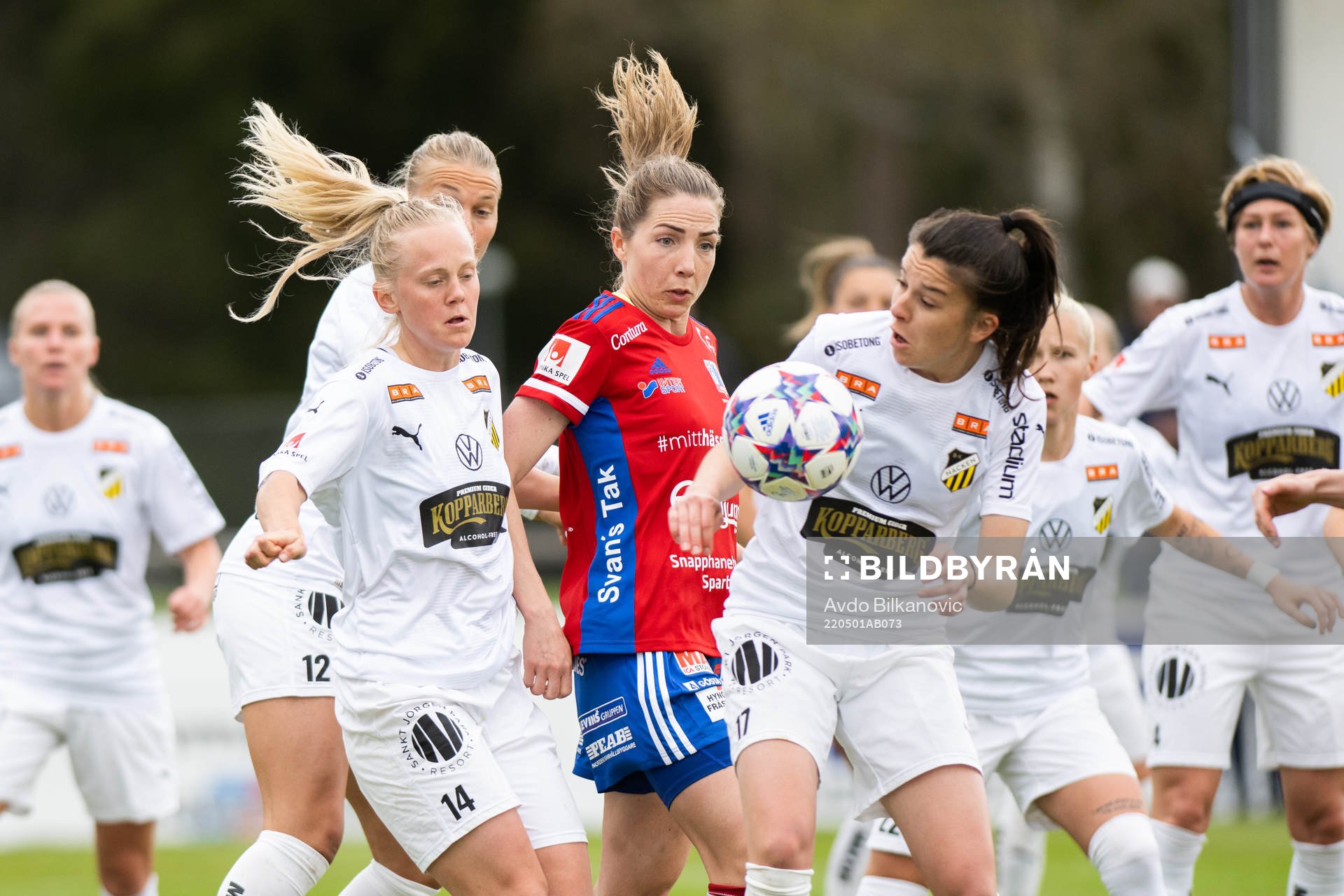Vittsjös Clara Markstedt mellan Häckens Molly Johansson