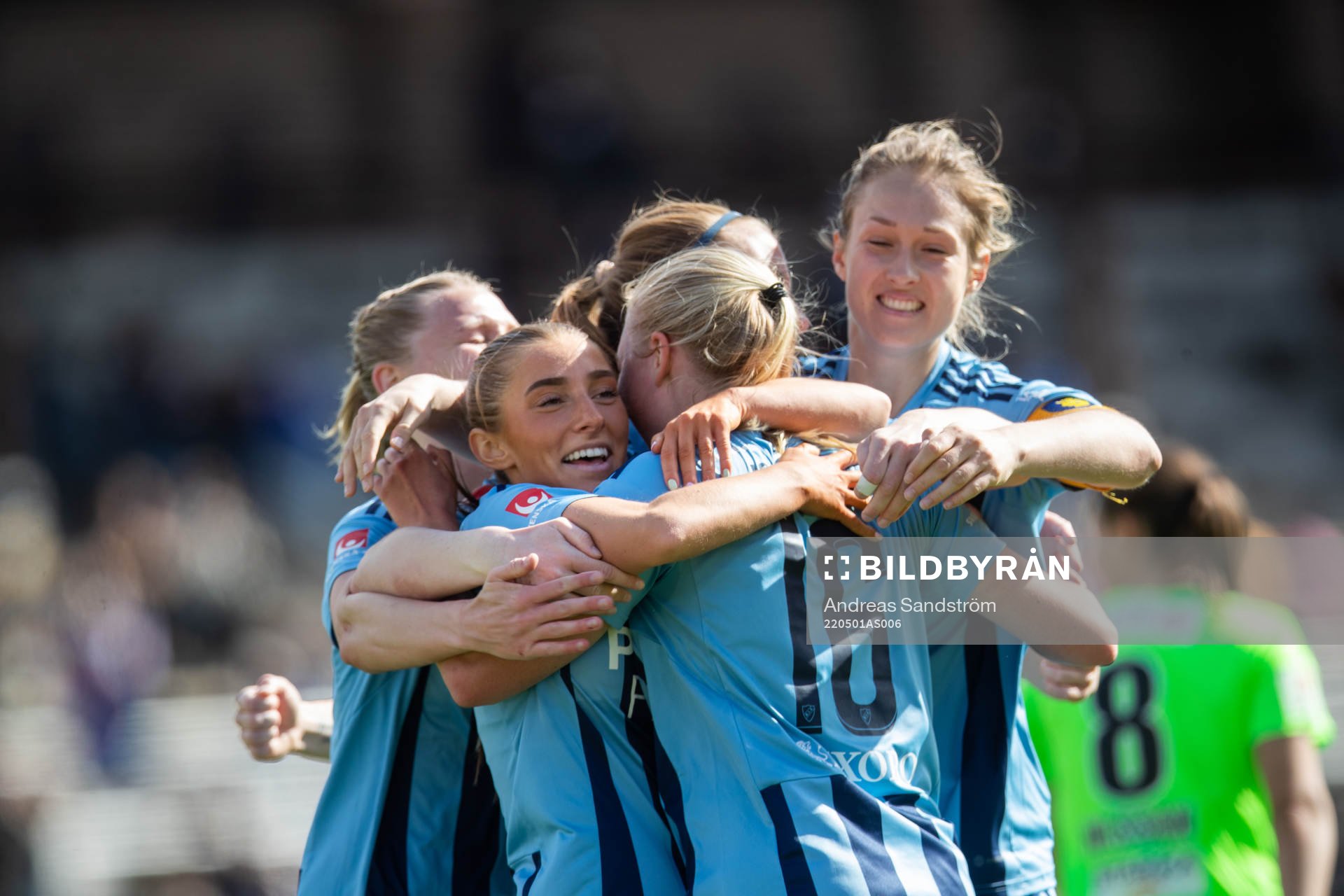 Djurgårdens StinaLisa Johansson jublar med lagkamrater