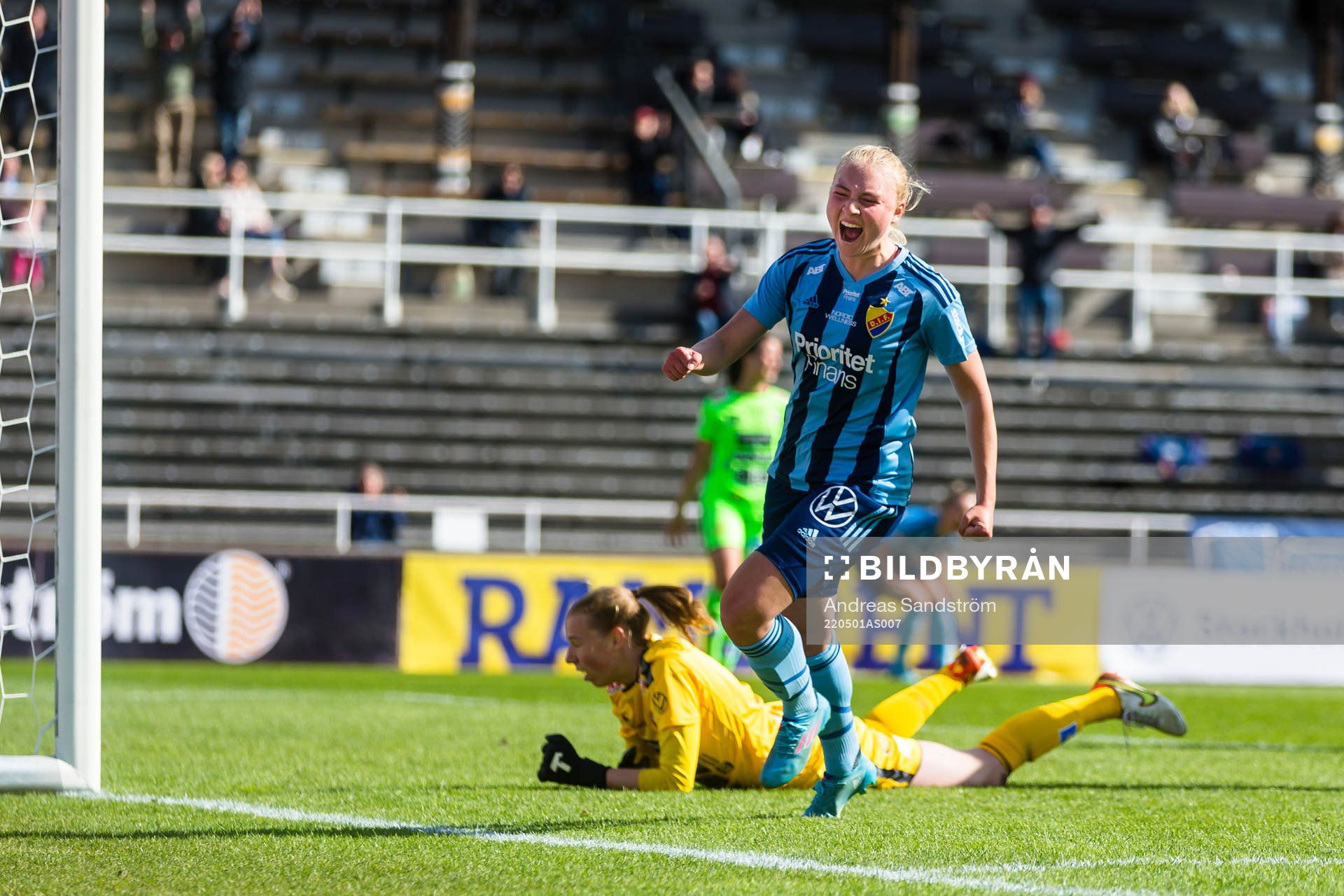 Djurgårdens StinaLisa Johansson gör 1-0 och jublar