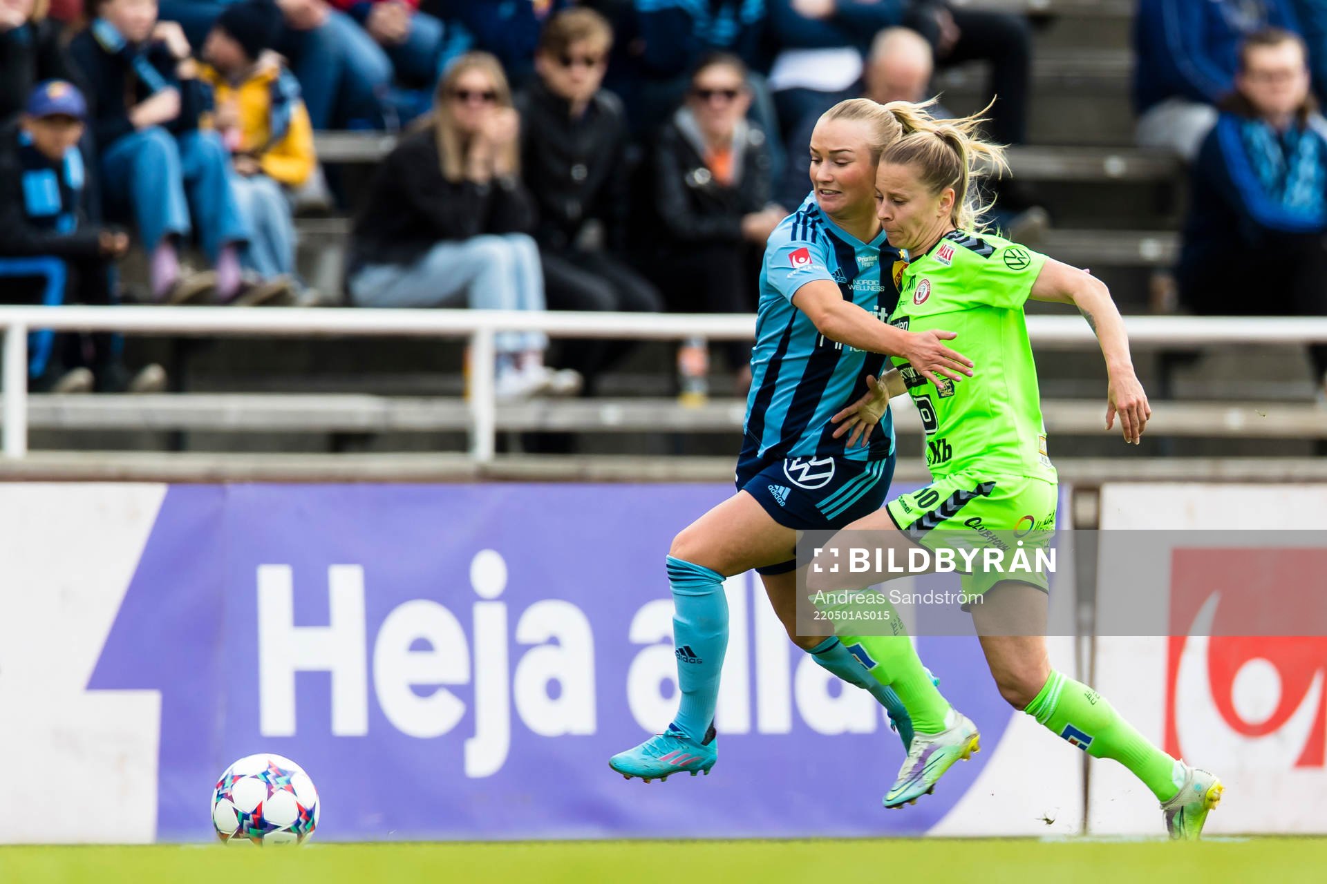 Djurgårdens Tove Almqvist i kamp med Kristianstads Emmi Alanen under fotbollsmatchen i Damallsvenskan mellan Djurgården och Kristianstad den 1 maj 2022 i Stockholm.