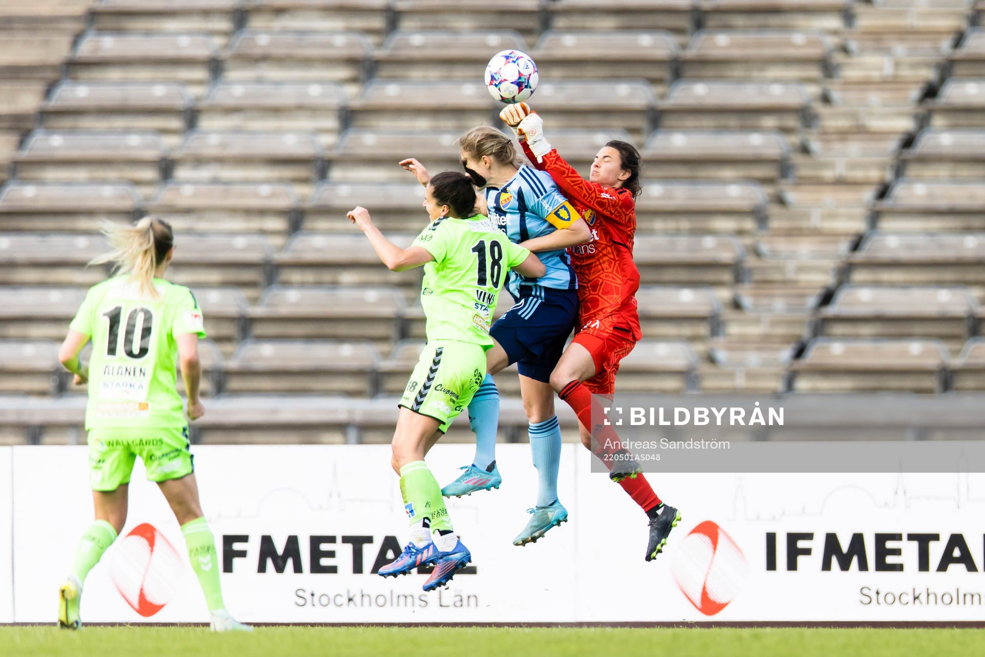 Djurgårdens målvakt Kelsey Daugherty boxar bort bollen