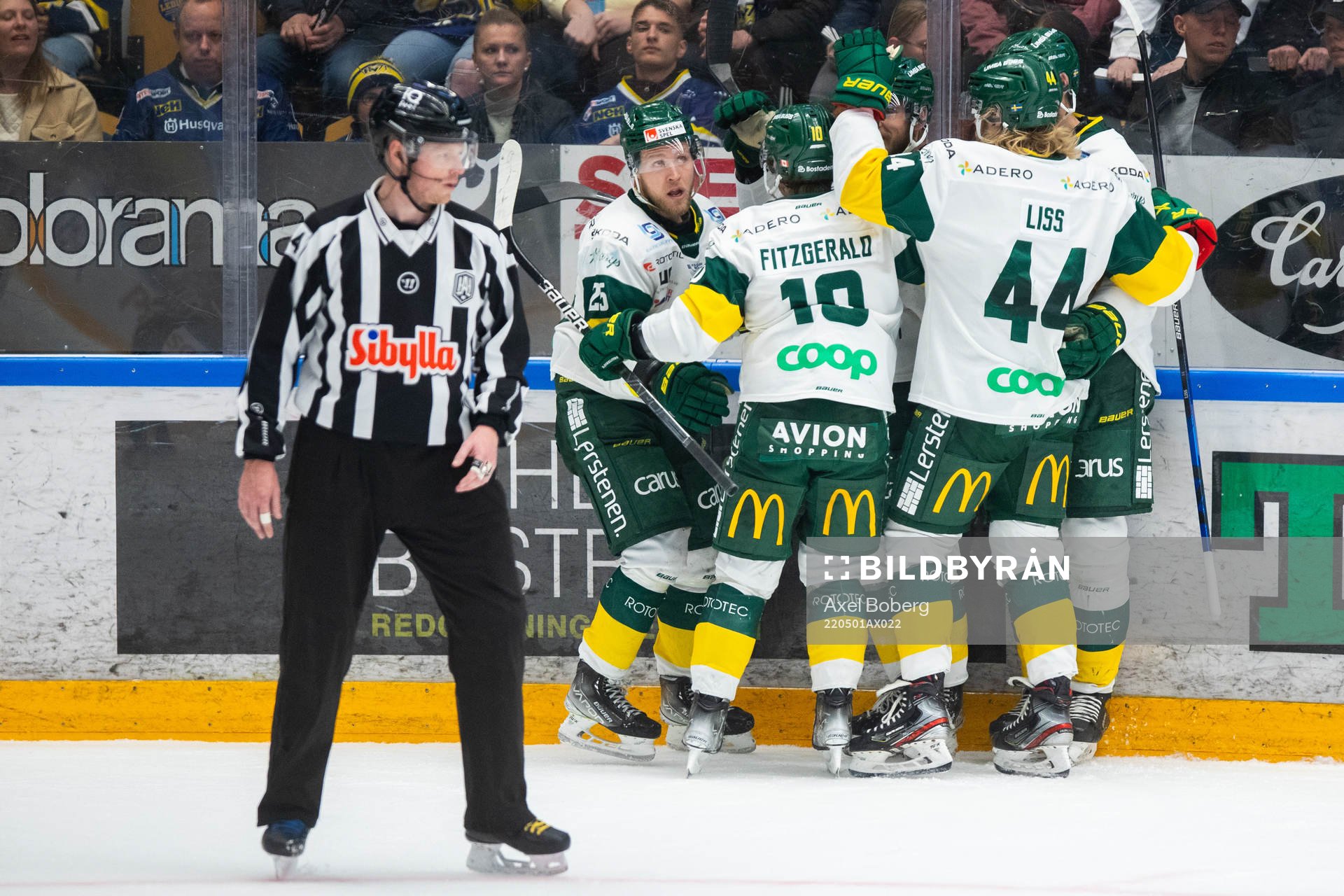 Björklövens Christopher Bengtsson jublar med lagkamrater