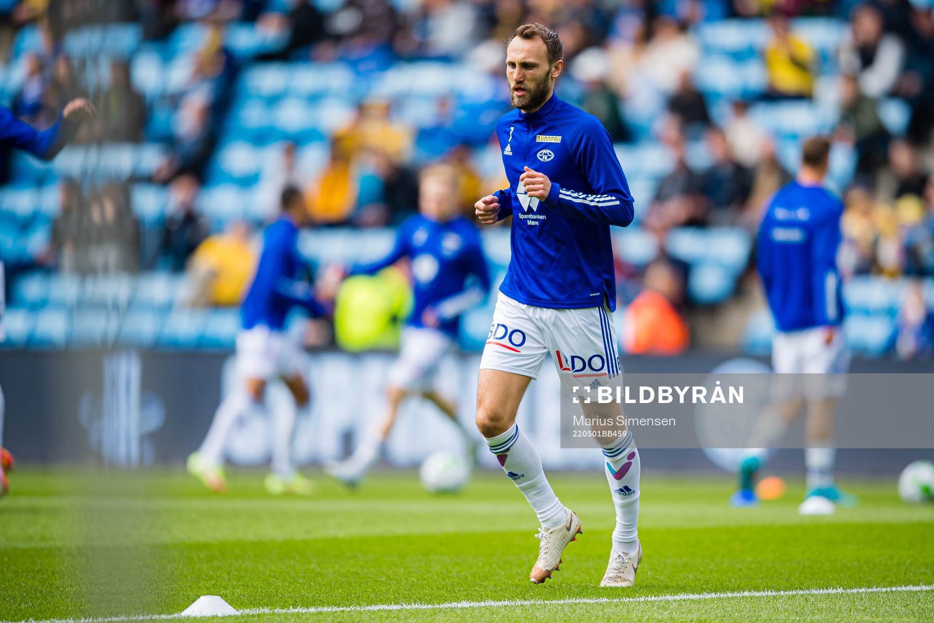 Magnus Wolff Eikrem of Molde warms up