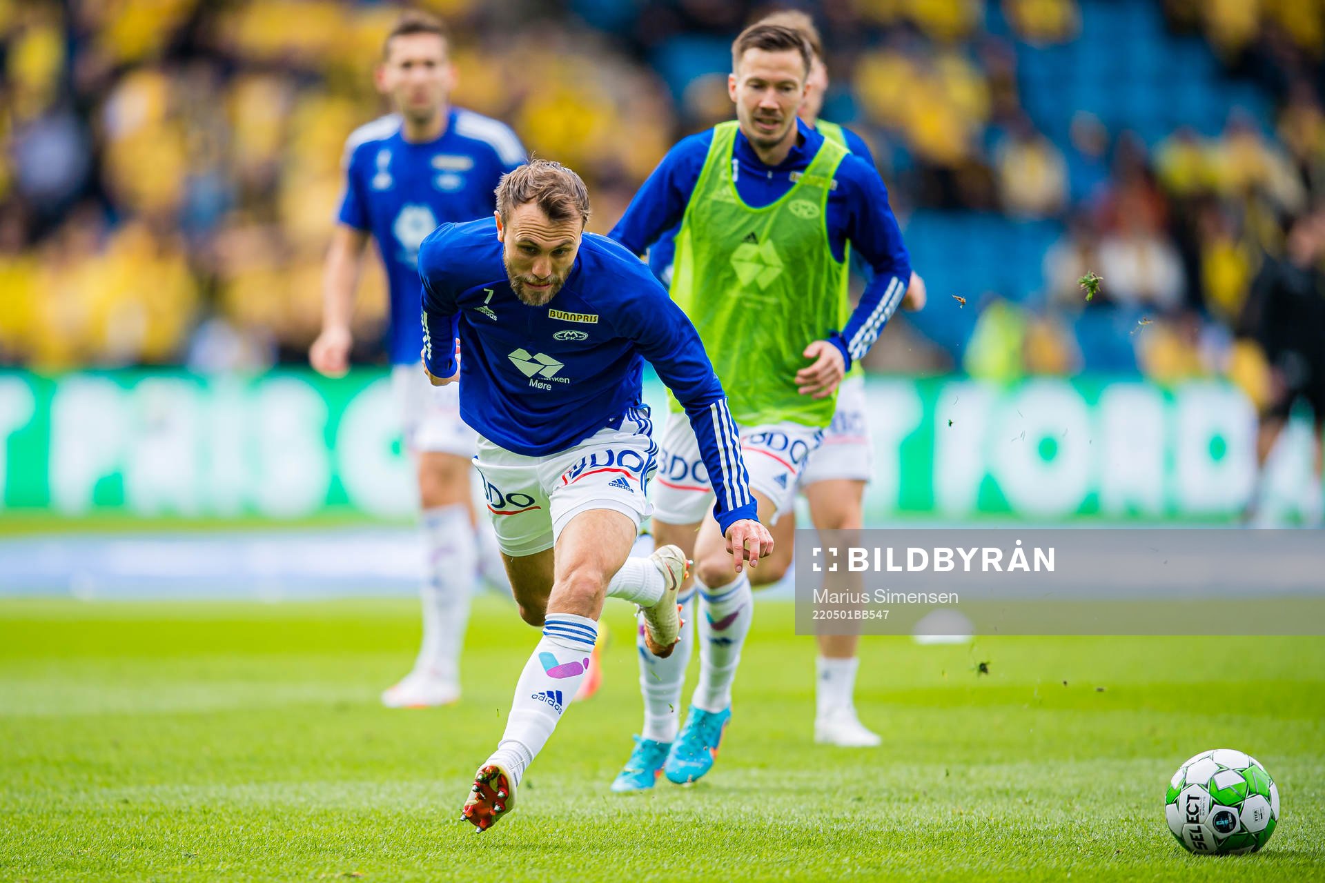 Magnus Wolff Eikrem of Molde warms up