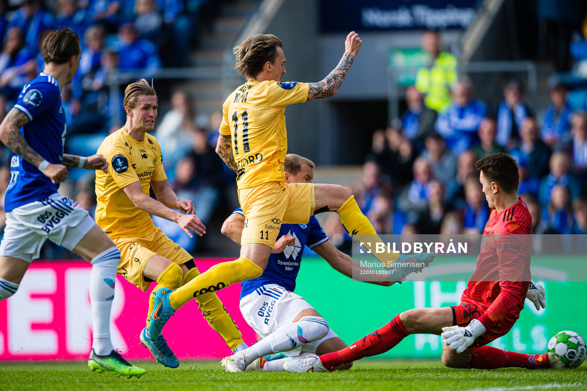 Runar Espejord of Bodø/Glimt and Jacob Karlstrøm of Molde