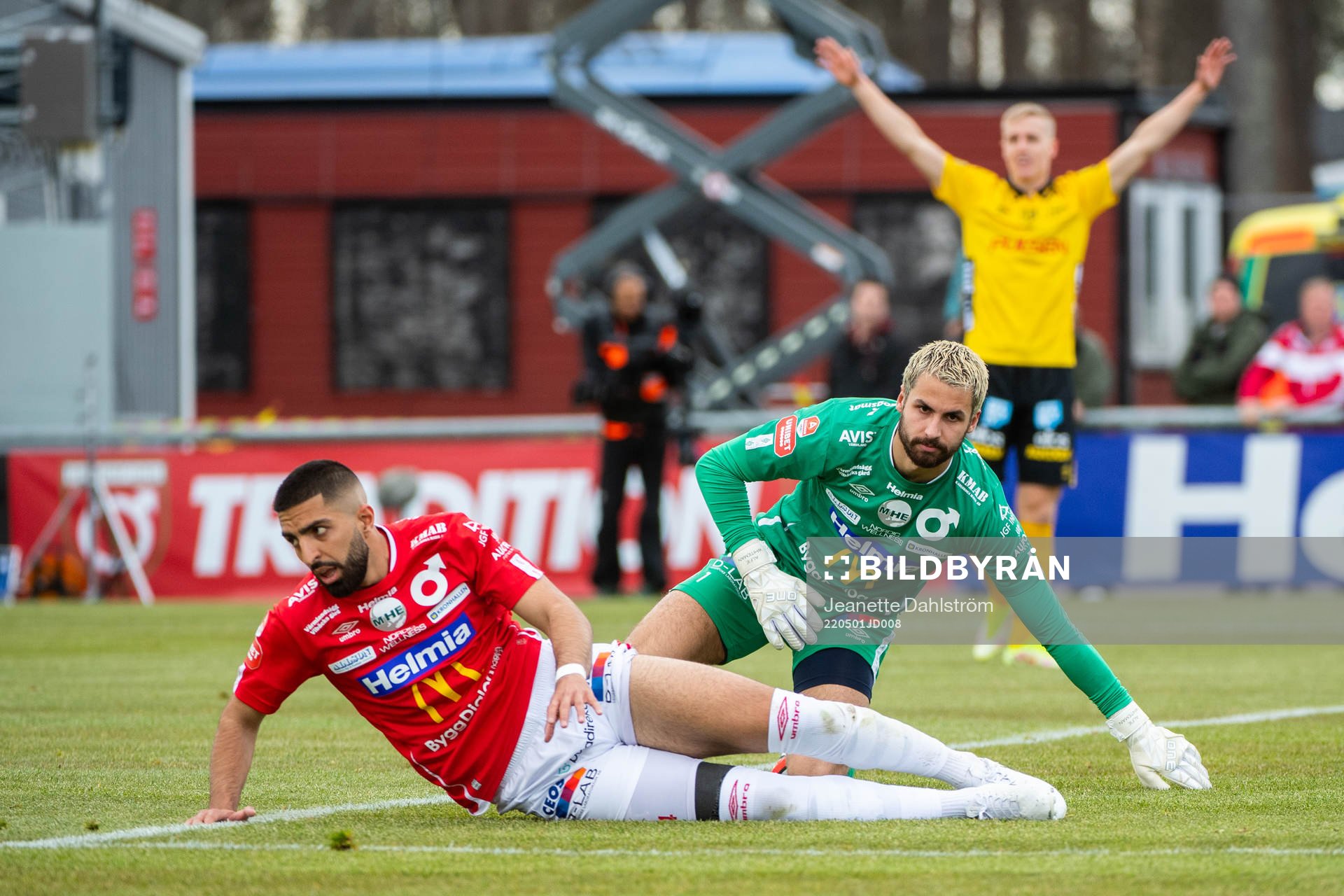 Degerfors Sean Sabetkar och målvakt Alfie Malik Whiteman