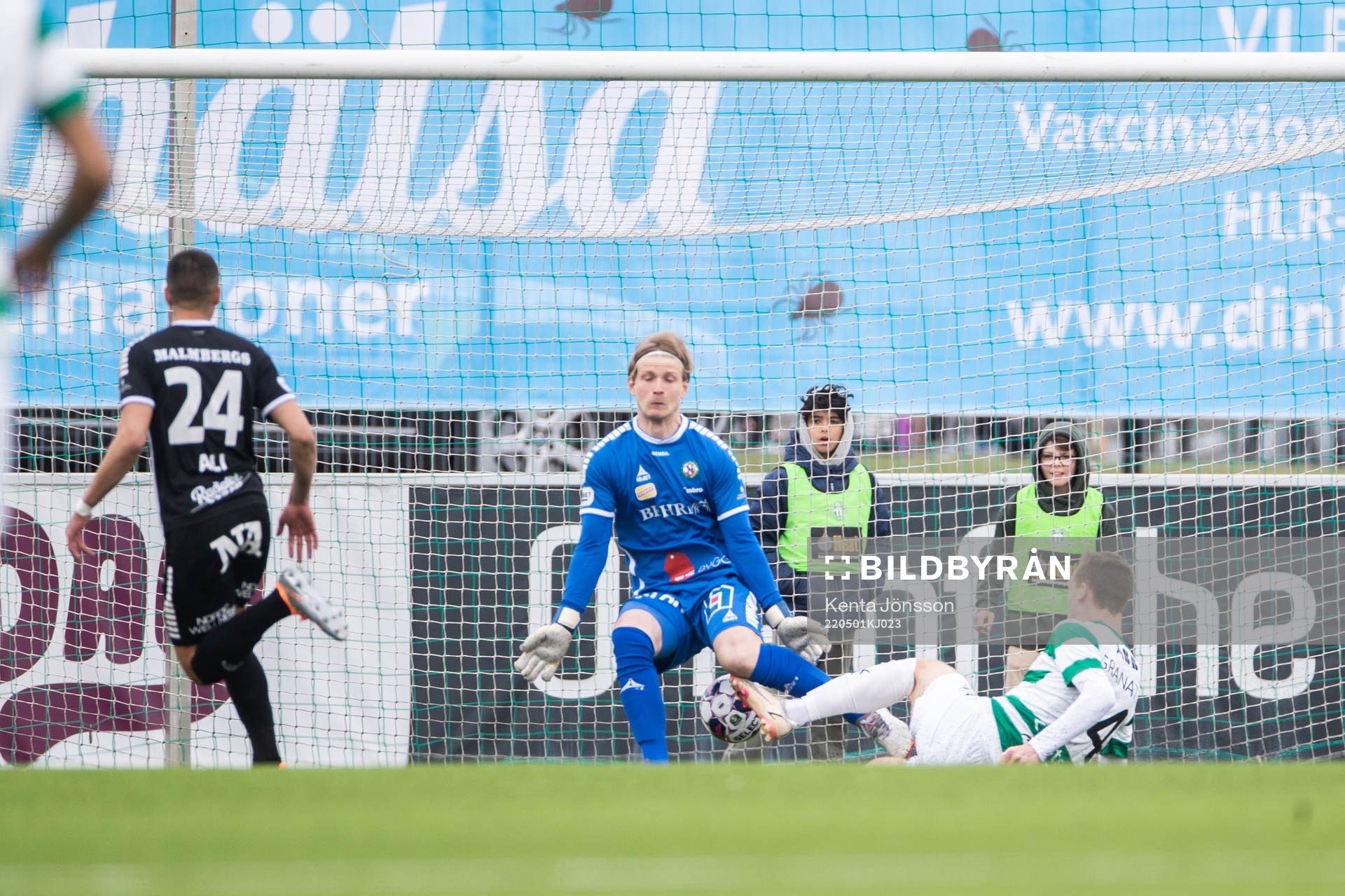 Västerås Viktor Granath gör 1-0 framför Örebros
