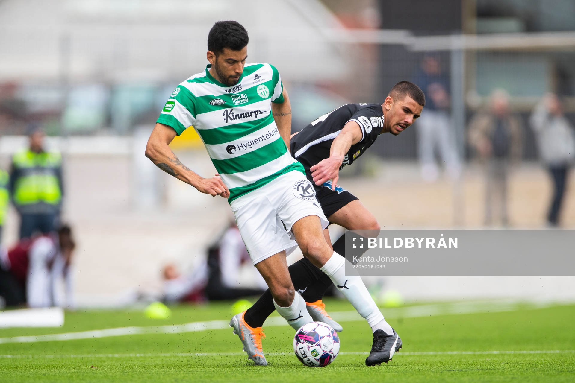 Västerås Pedro Ribeiro och Örebros Hussein Ali under fotbollsmatchen i Superettan mellan Västerås SK och Örebro den 1 maj 2022 i Västerås. 