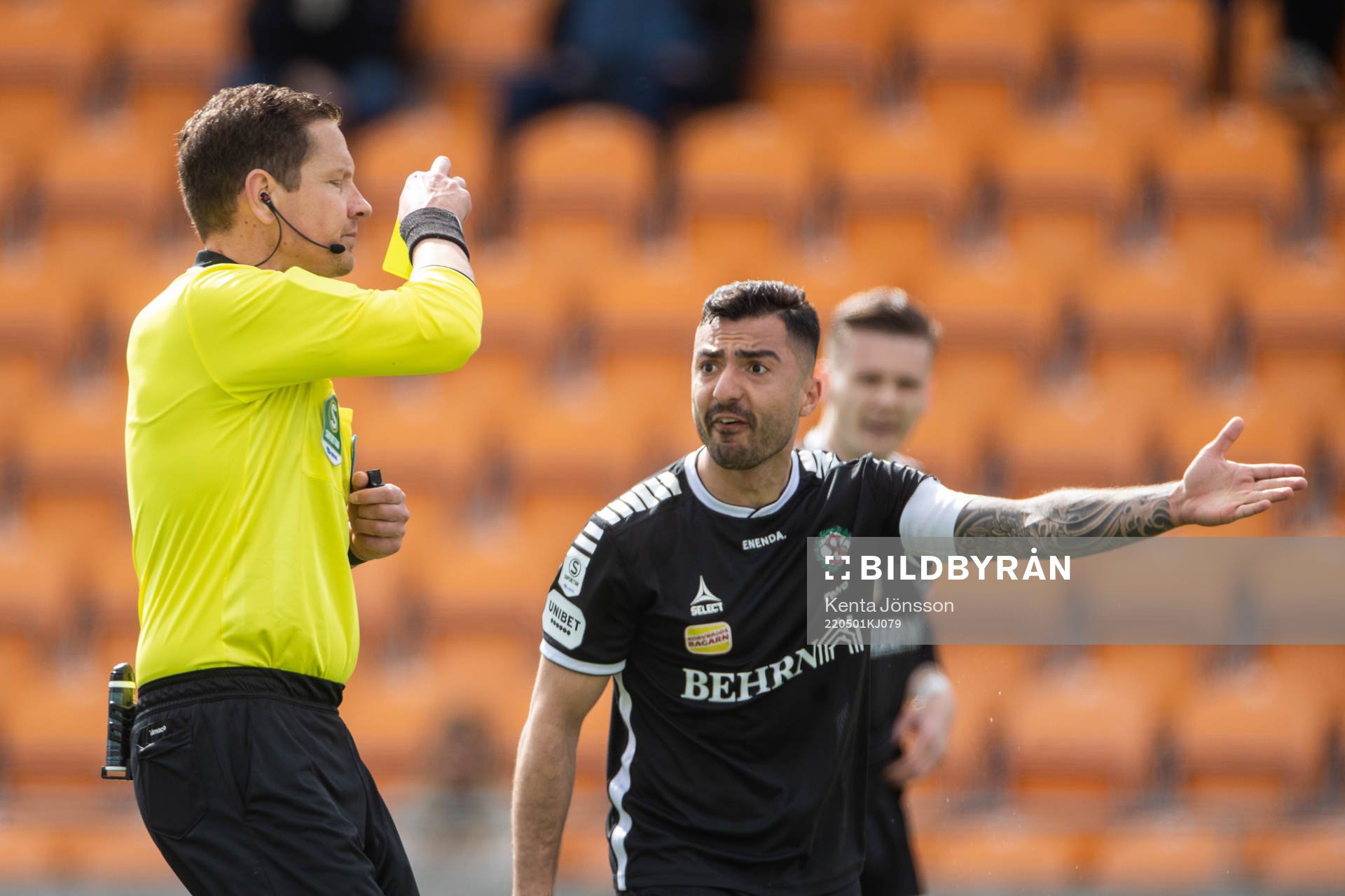 Domare Martin Strömbergsson och Örebros Jiloan Hamad