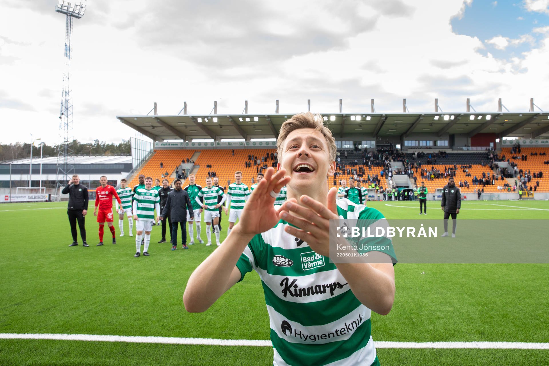 Västerås Simon Gefvert jublar efter fotbollsmatchen i Superettan mellan Västerås SK och Örebro den 1 maj 2022 i Västerås. 
