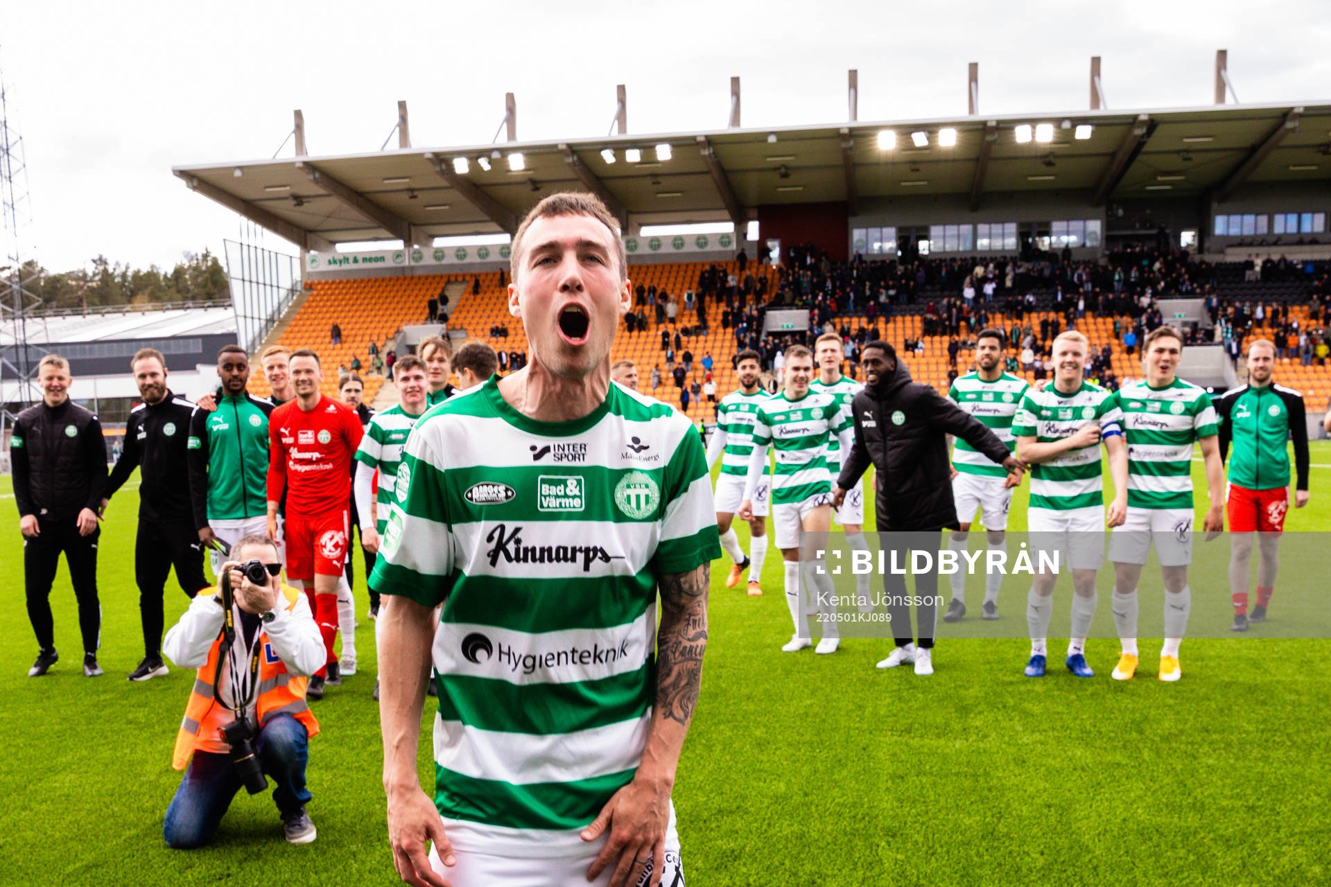 Västerås Filip Tronét jublar efter fotbollsmatchen i Superettan mellan Västerås SK och Örebro den 1 maj 2022 i Västerås. 