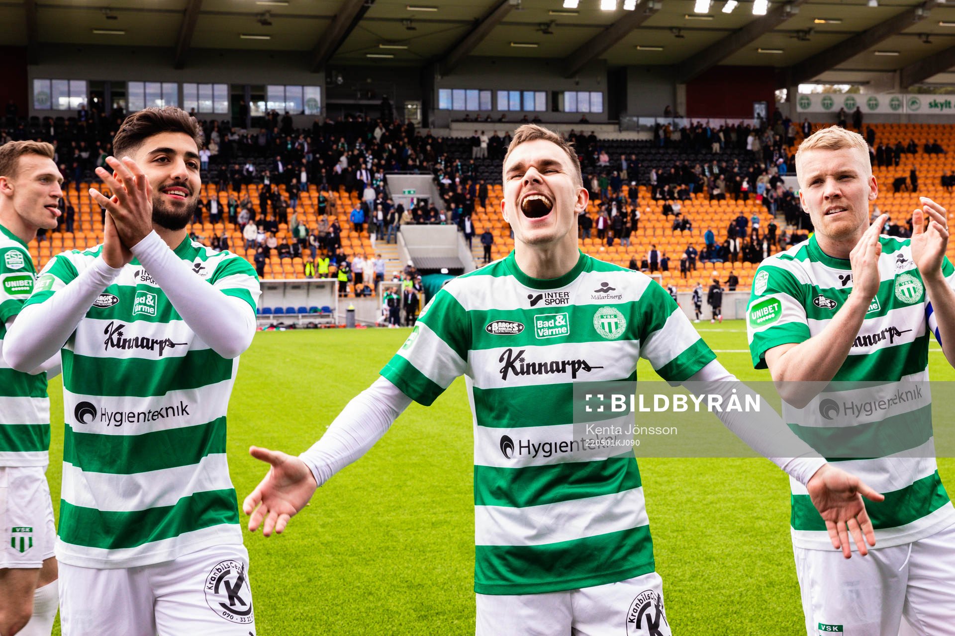 Västerås Dusan Jajic  (m) jublar med Ahmed Faqa (v) och