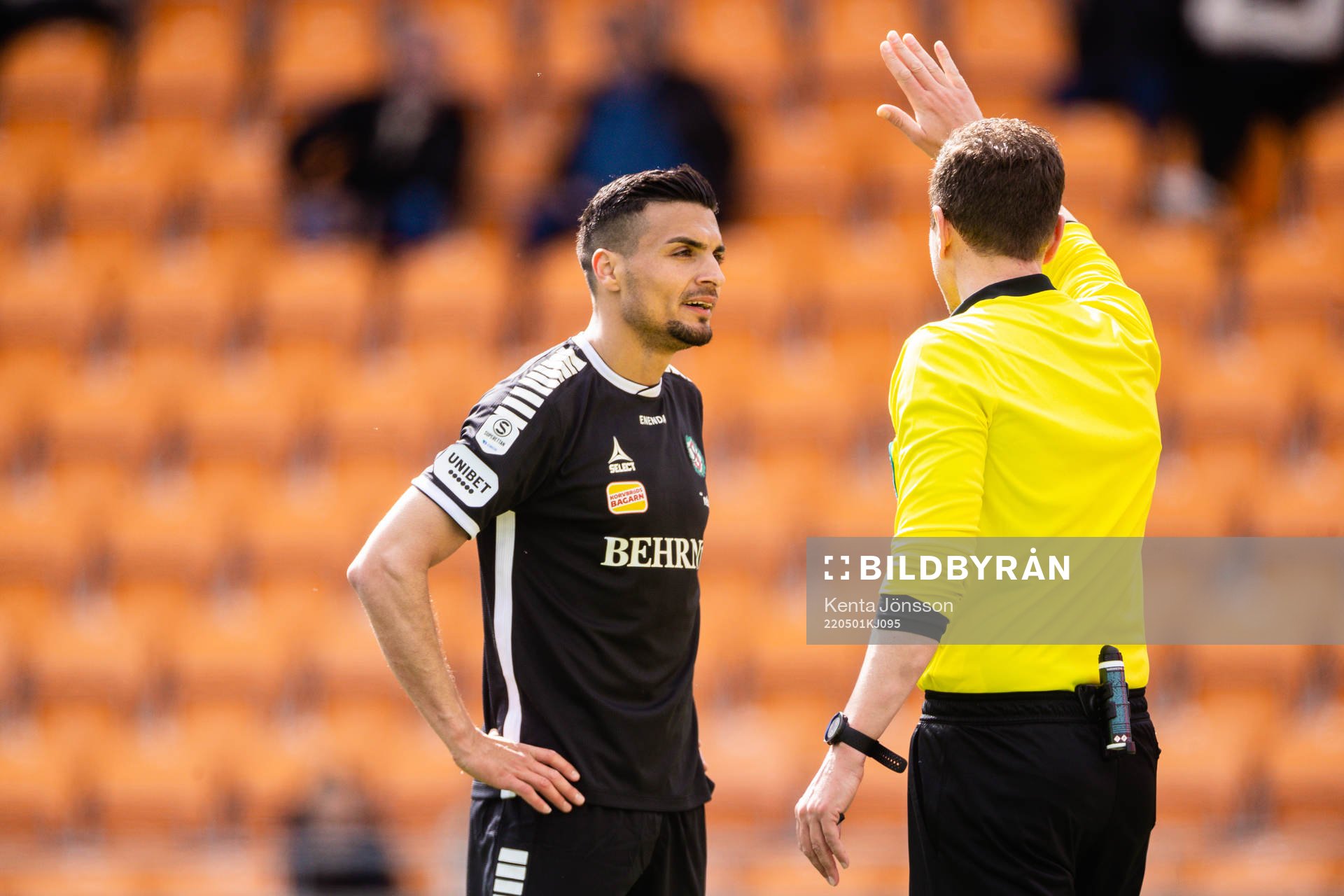 Örebros Ahmed Yasin och domare Martin Strömbergsson