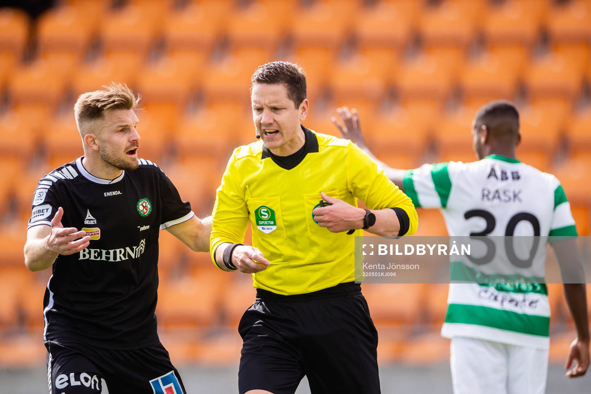 Örebros Erik Björndahl  och domare Martin Strömbergsson