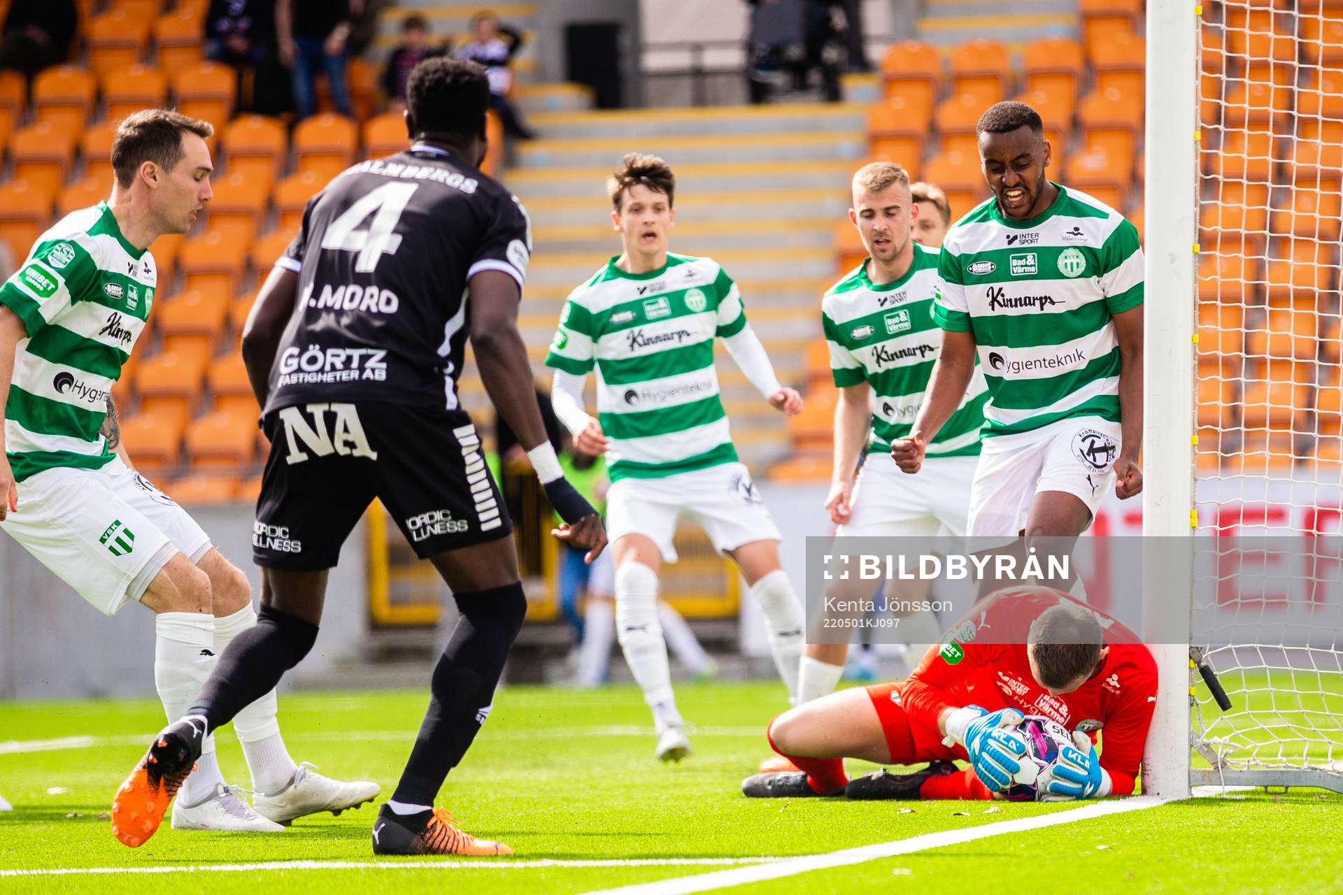Västerås målvakt Anton Fagerström med en räddning på