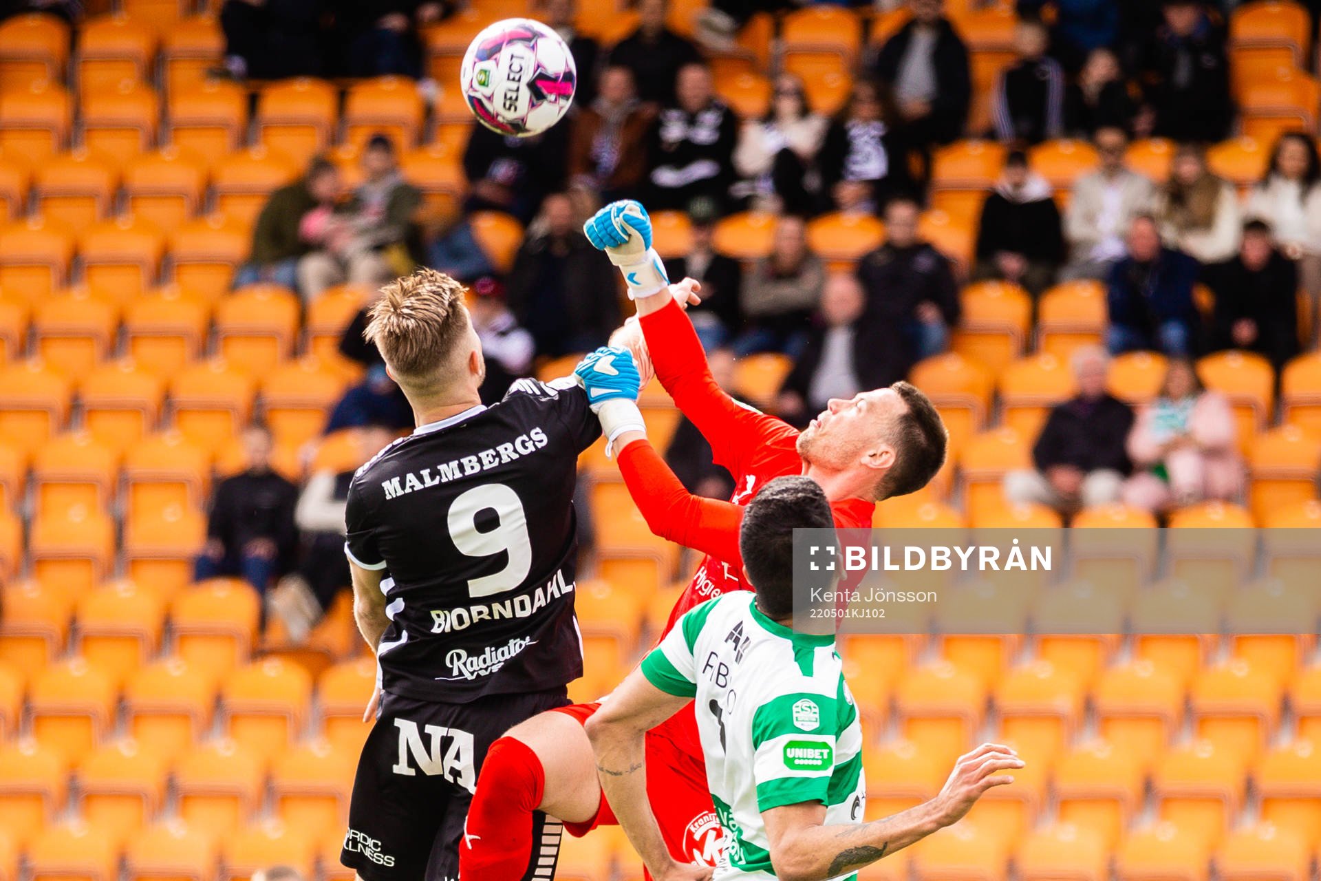 Örebros Erik Björndahl  och Västerås målvakt Anton