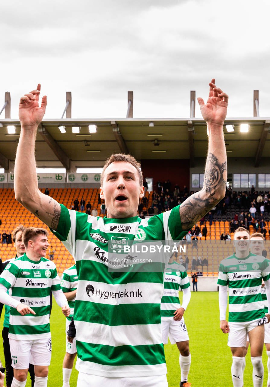 Västerås Filip Tronét jublar efter under fotbollsmatchen i Superettan mellan Västerås SK och Örebro den 1 maj 2022 i Västerås. 