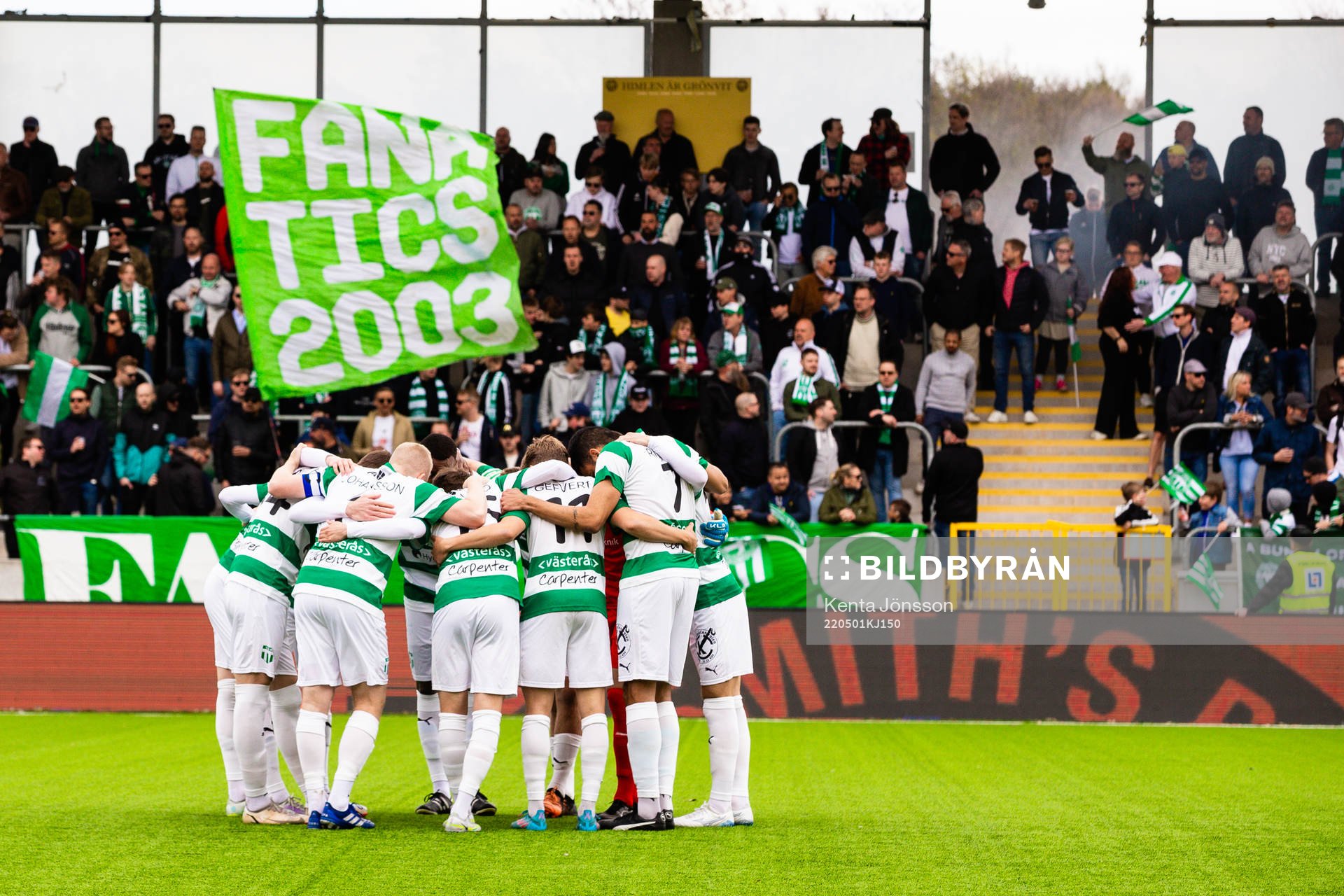 Västerås spelare samlas igen ring inför under fotbollsmatchen i Superettan mellan Västerås SK och Örebro den 1 maj 2022 i Västerås. 