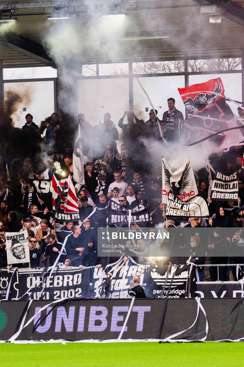 Örebros supportrar med pyroteknik