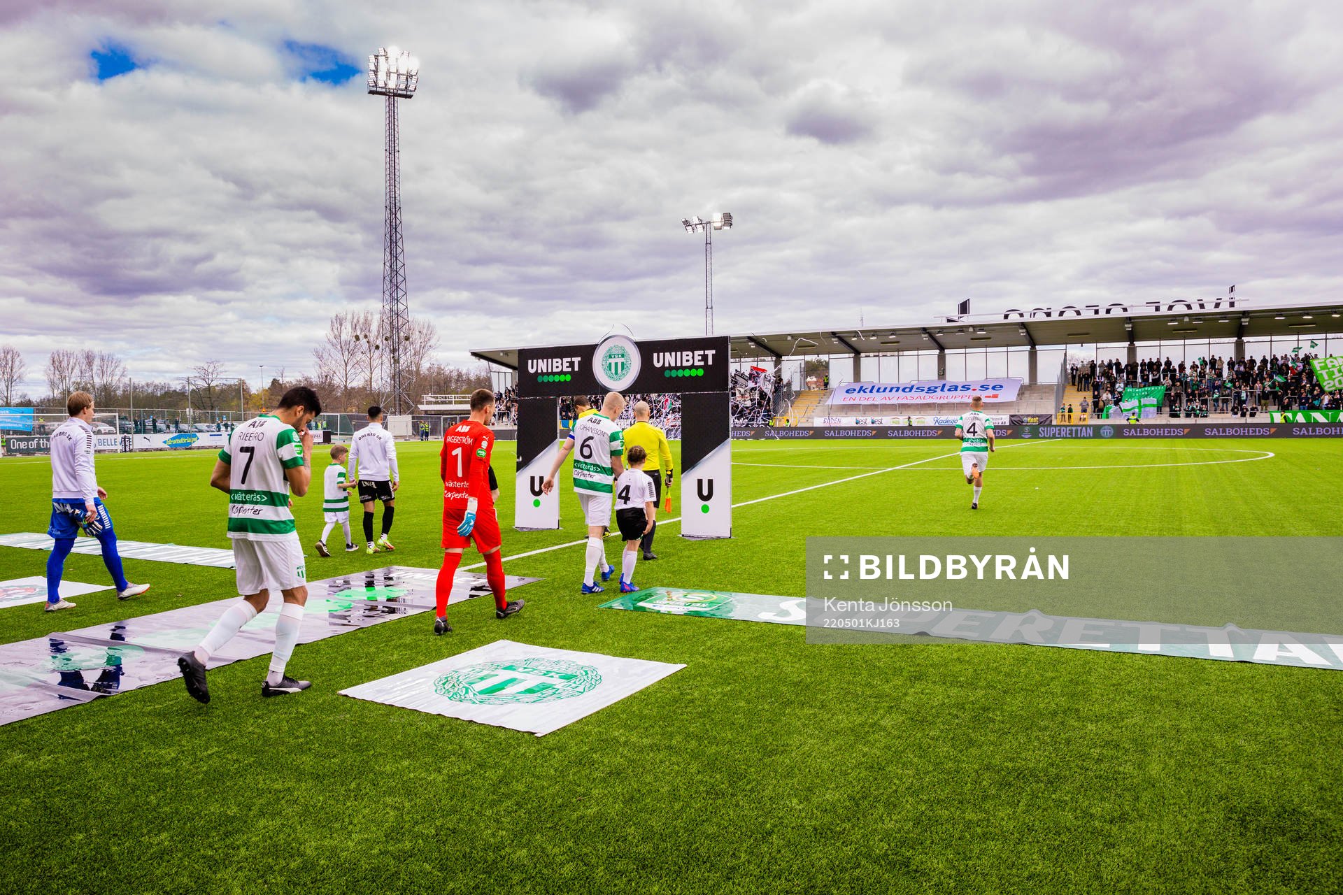 Västerås och Örebros spelare gör entré på planen