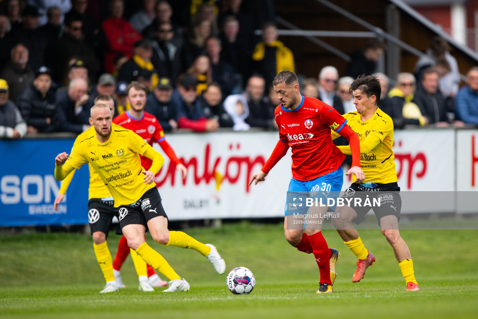 Helsingborgs Albert Ejupi och Mjällbys Jesper Gustavsson