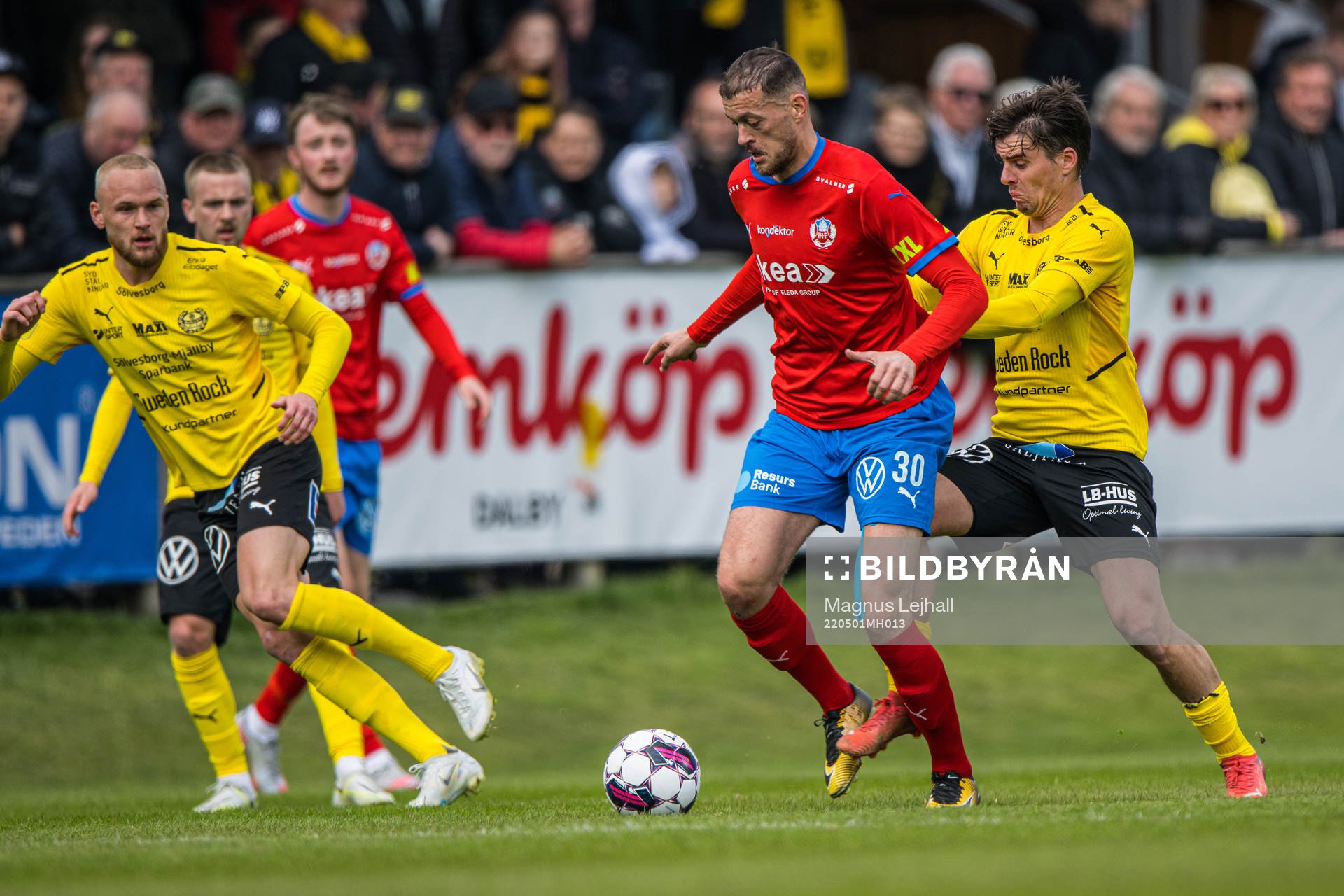 Helsingborgs Albert Ejupi  och Mjällbys Jesper Gustavsson
